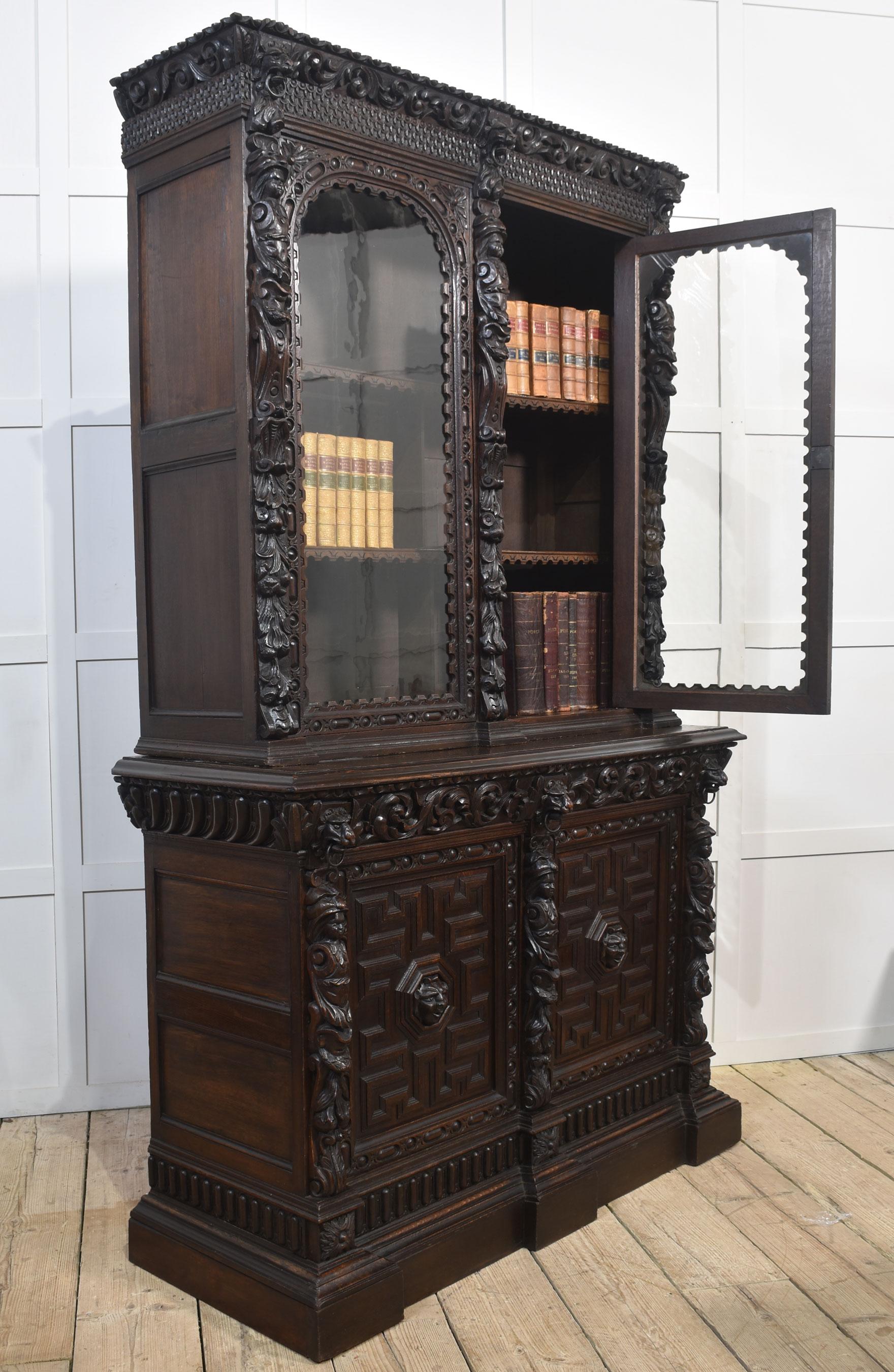 Quercia Libreria a due ante in rovere intagliato di epoca rinascimentale in vendita