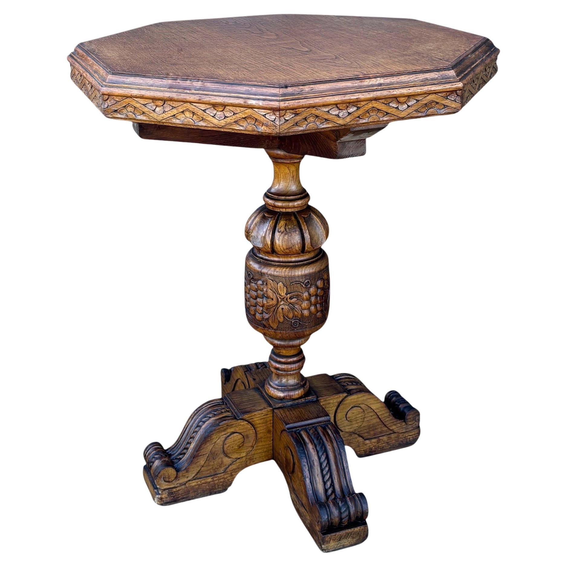 Guéridon octogonal sculpté de style Renaissance, début du 20e siècle en vente