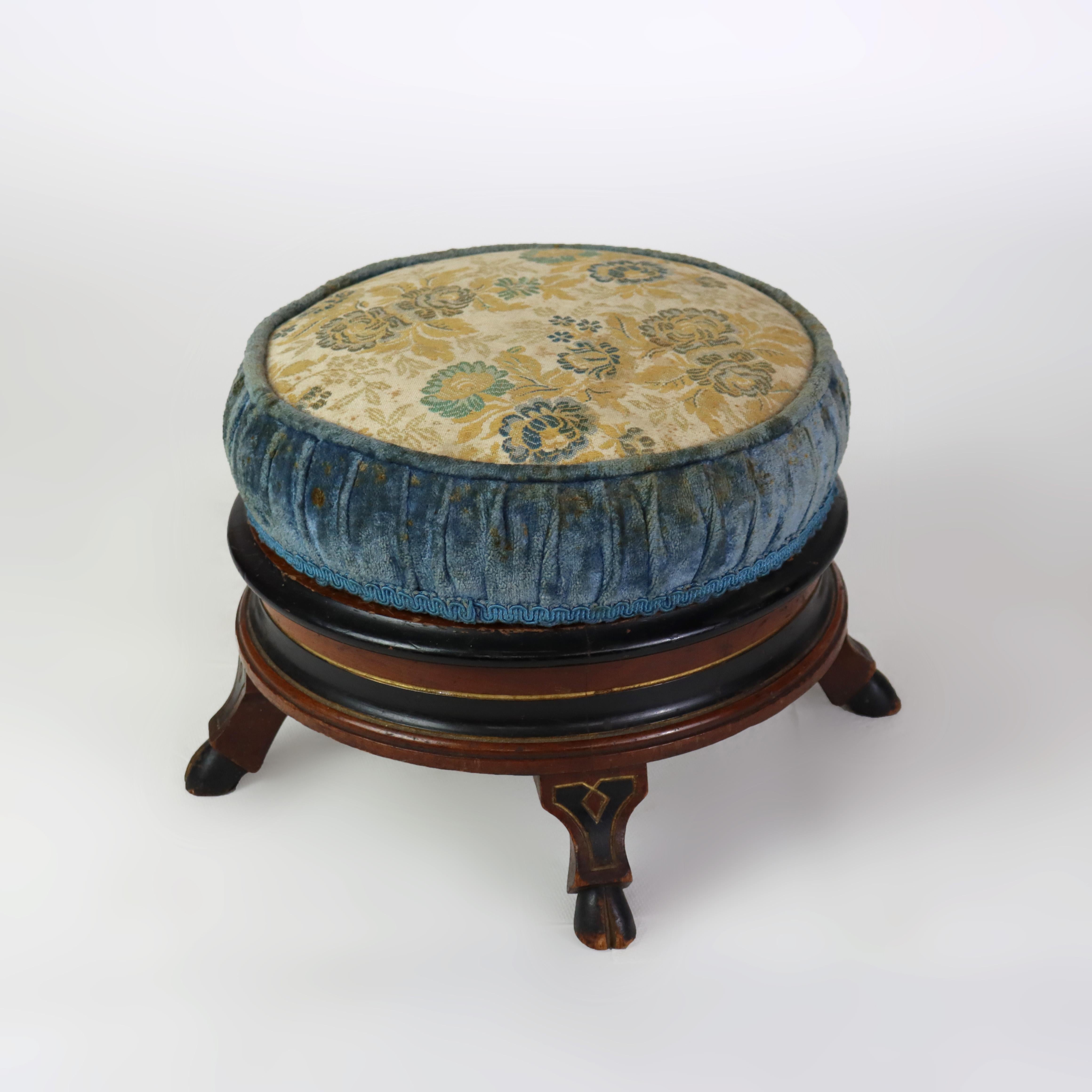 Escupidera renacentista de nogal tallado con tapa de almohada e inserto de cerámica c1890 en venta 1
