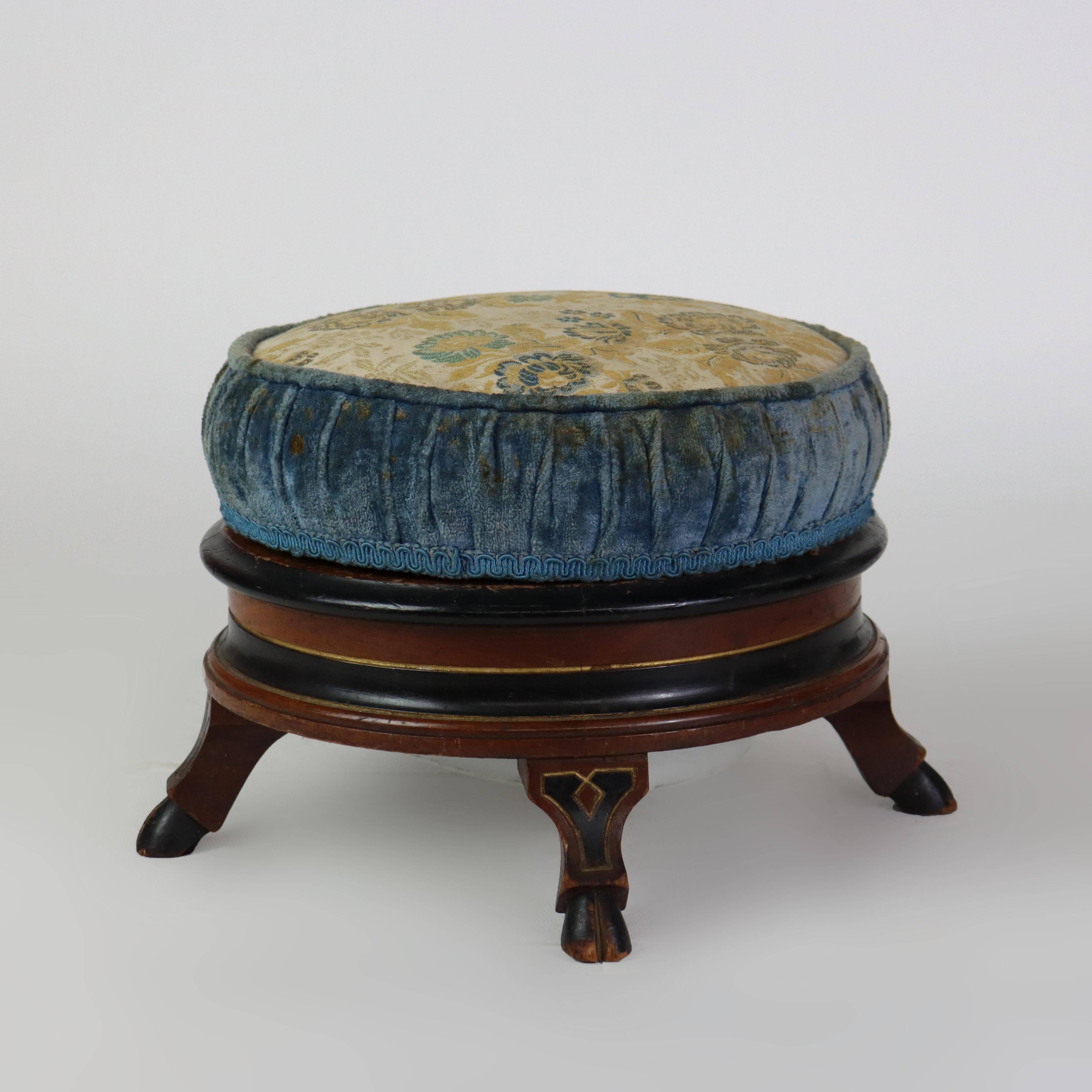 Escupidera renacentista de nogal tallado con tapa de almohada e inserto de cerámica c1890 en venta 2