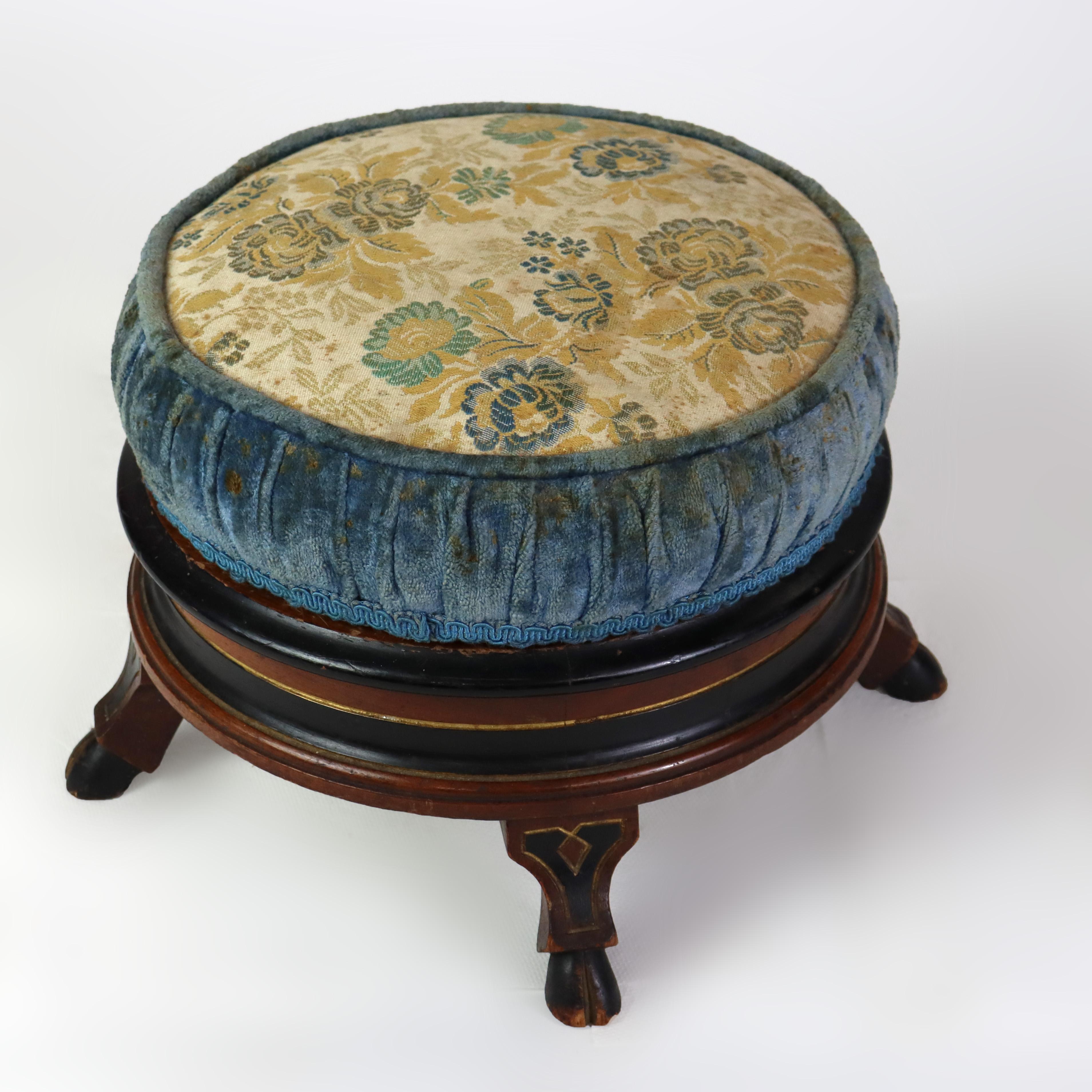 Escupidera renacentista de nogal tallado con tapa de almohada e inserto de cerámica c1890 en venta 3