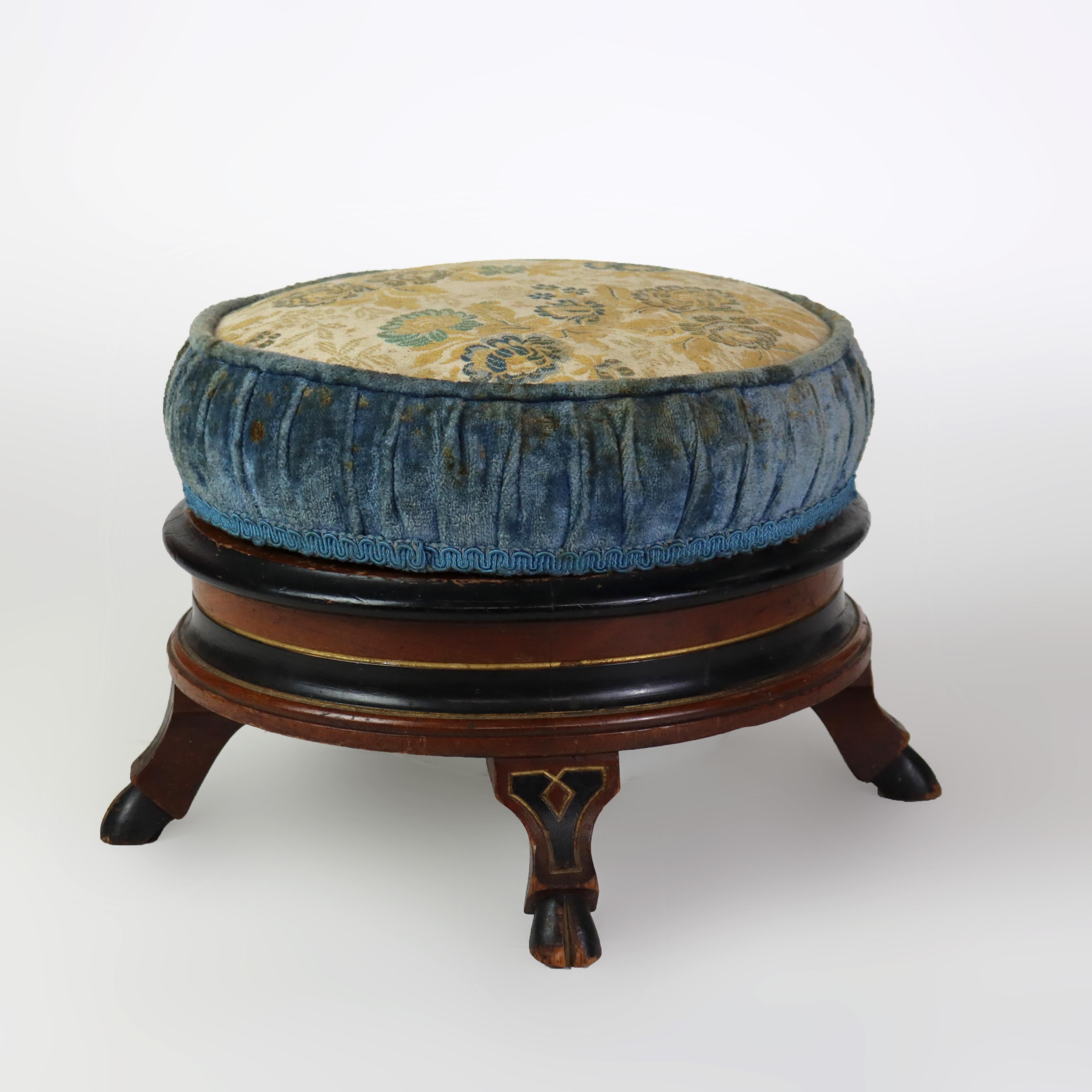 Escupidera renacentista de nogal tallado con tapa de almohada e inserto de cerámica c1890 en venta 4