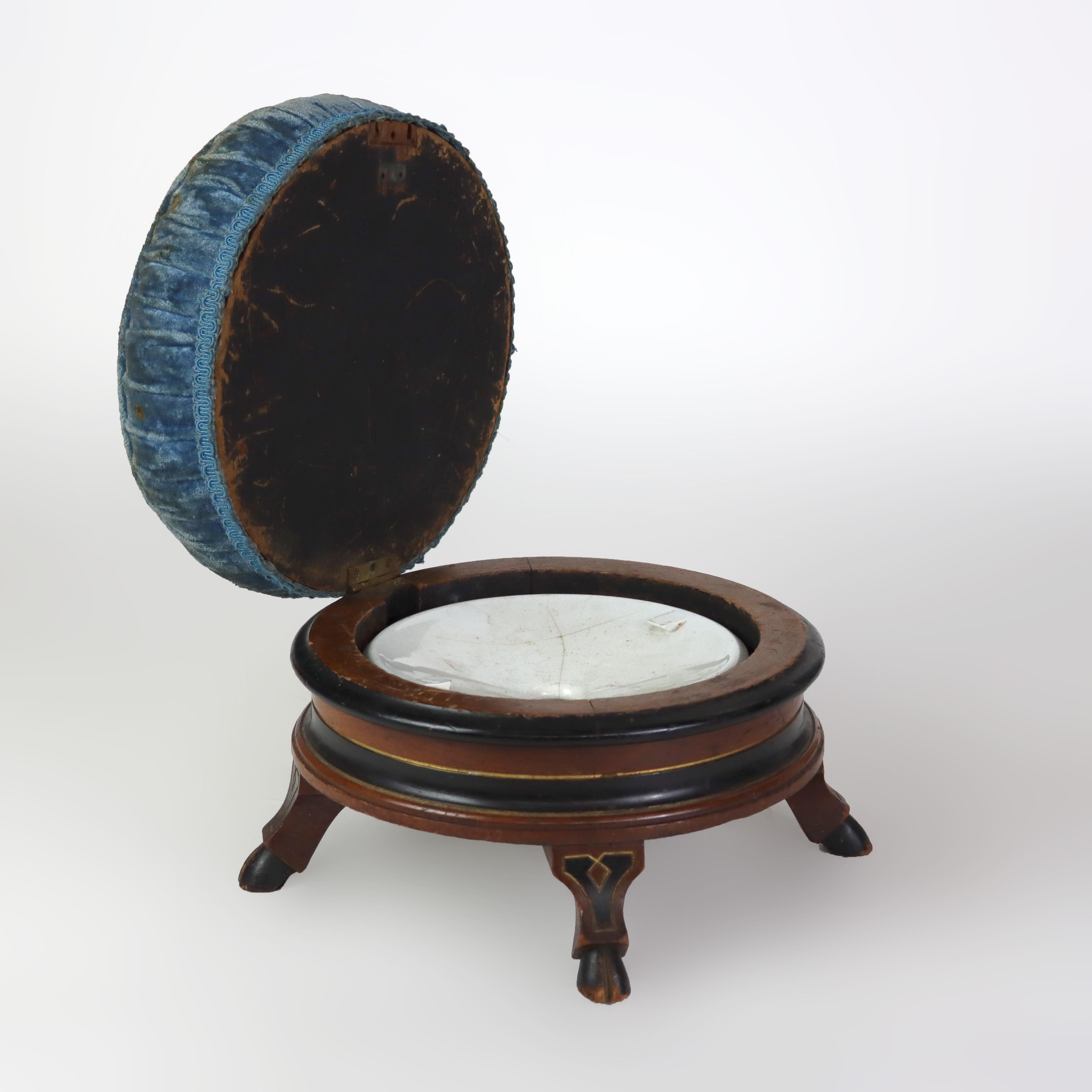 Escupidera renacentista de nogal tallado con tapa de almohada, inserto de cerámica y patas de pezuña C1890.   
9 1/2