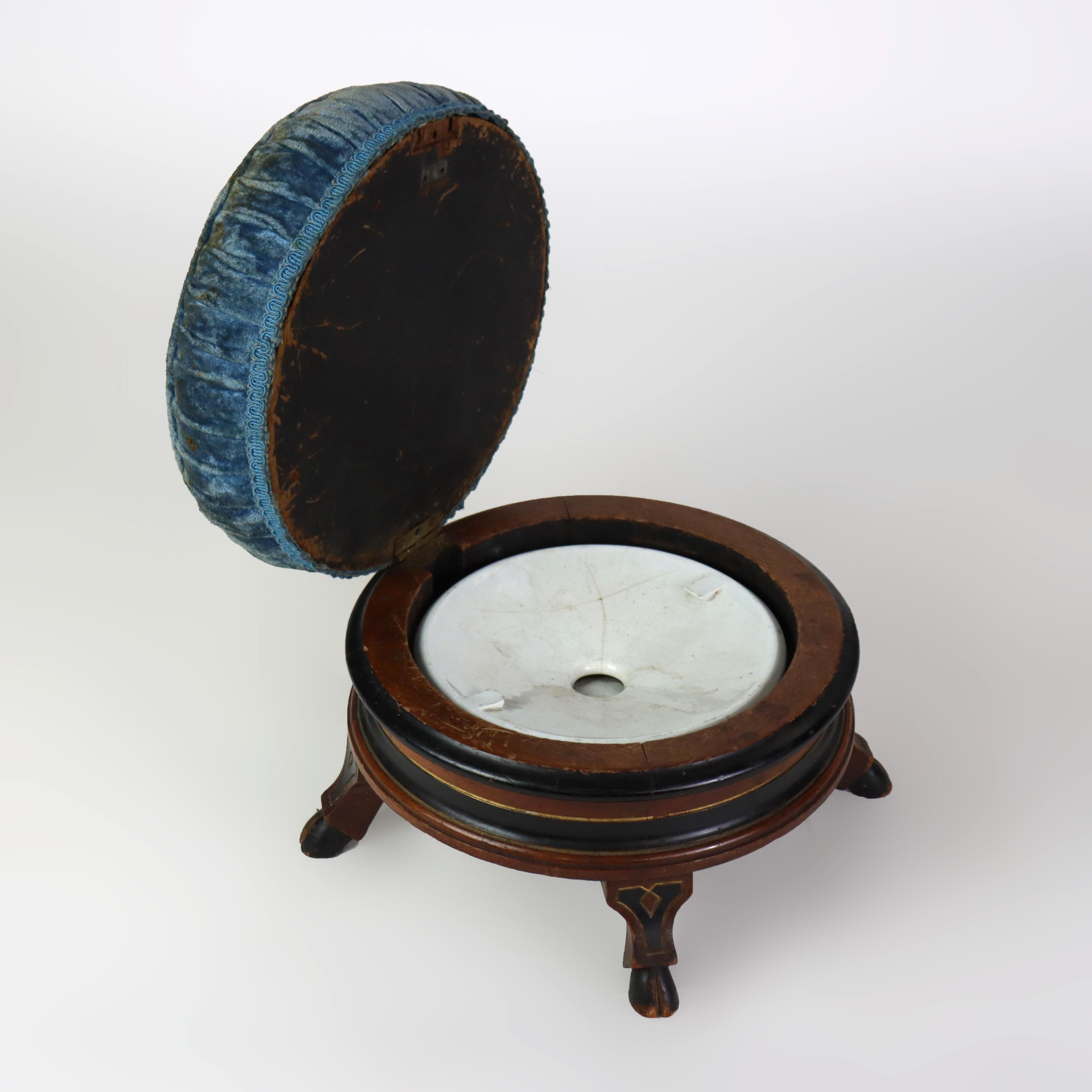 Escupidera renacentista de nogal tallado con tapa de almohada e inserto de cerámica c1890 en Bueno estado para la venta en Big Flats, NY
