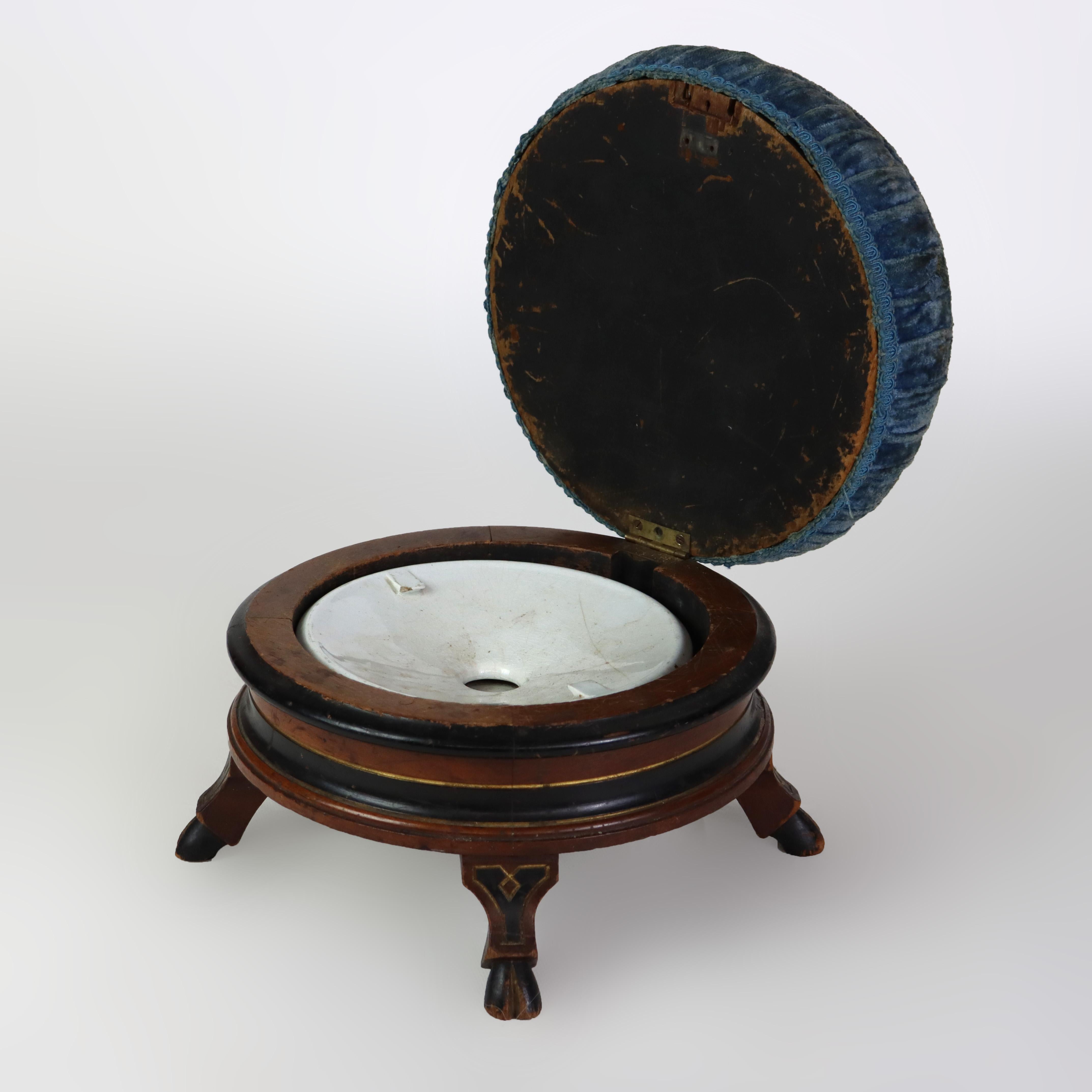 Escupidera renacentista de nogal tallado con tapa de almohada e inserto de cerámica c1890 siglo XIX en venta