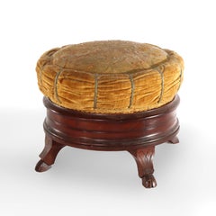 Escupidera renacentista de nogal tallado con tapa de almohada e inserto de cerámica c1890