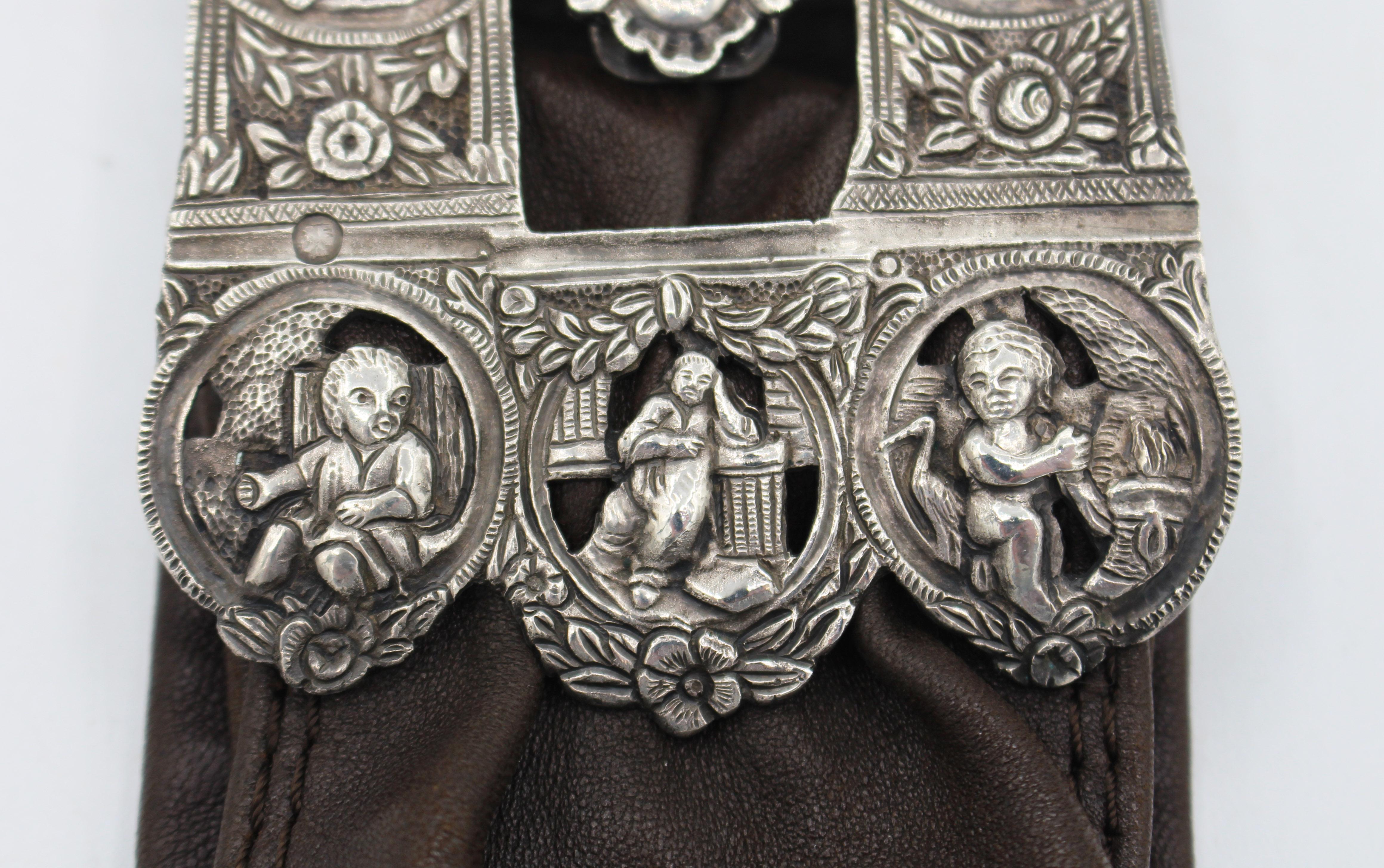 Neorinascimentale Fibbia da cintura in argento olandese di epoca rinascimentale ora su una cintura in cuoio in vendita