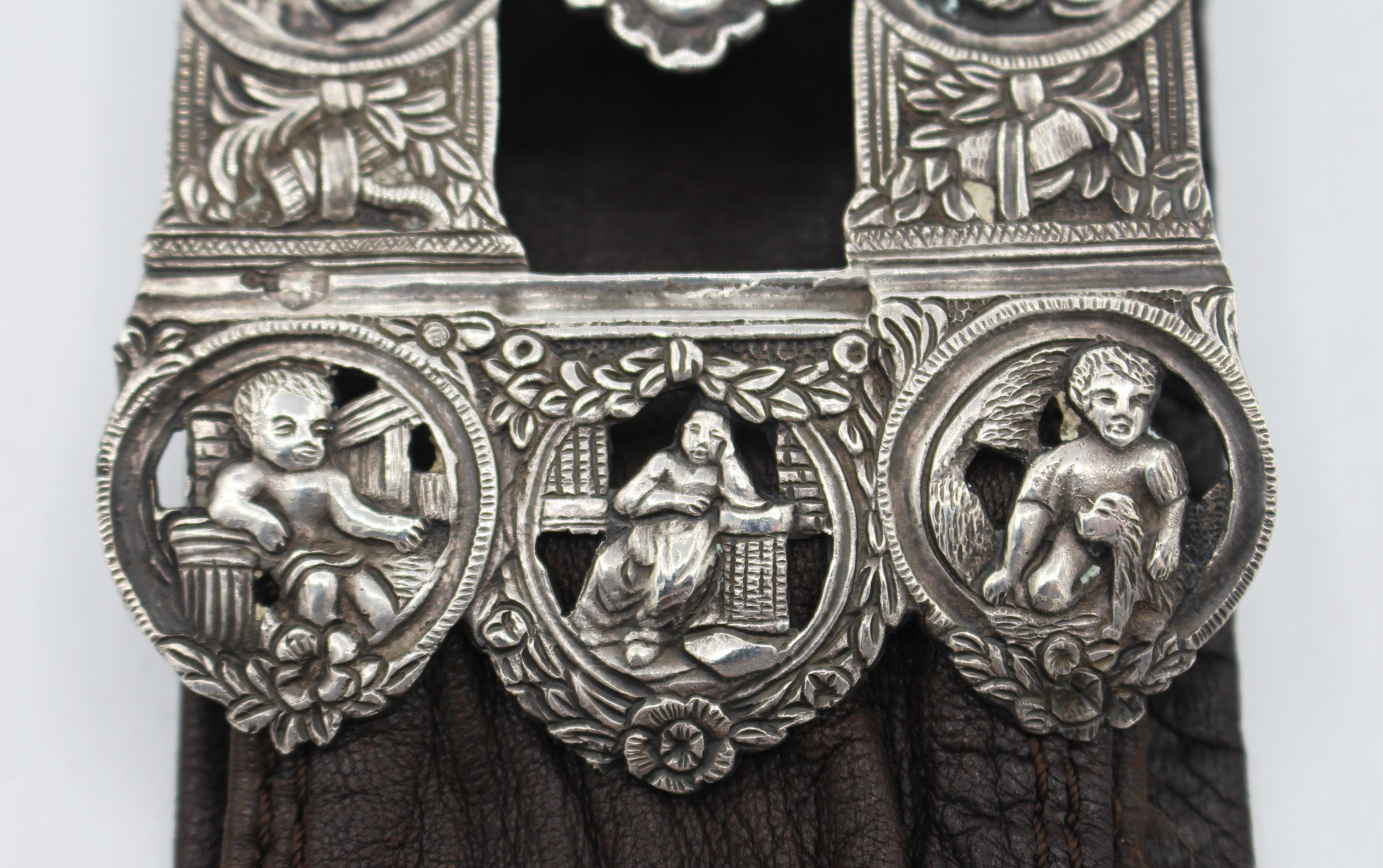 Fibbia da cintura in argento olandese di epoca rinascimentale ora su una cintura in cuoio In condizioni buone in vendita a Chapel Hill, NC