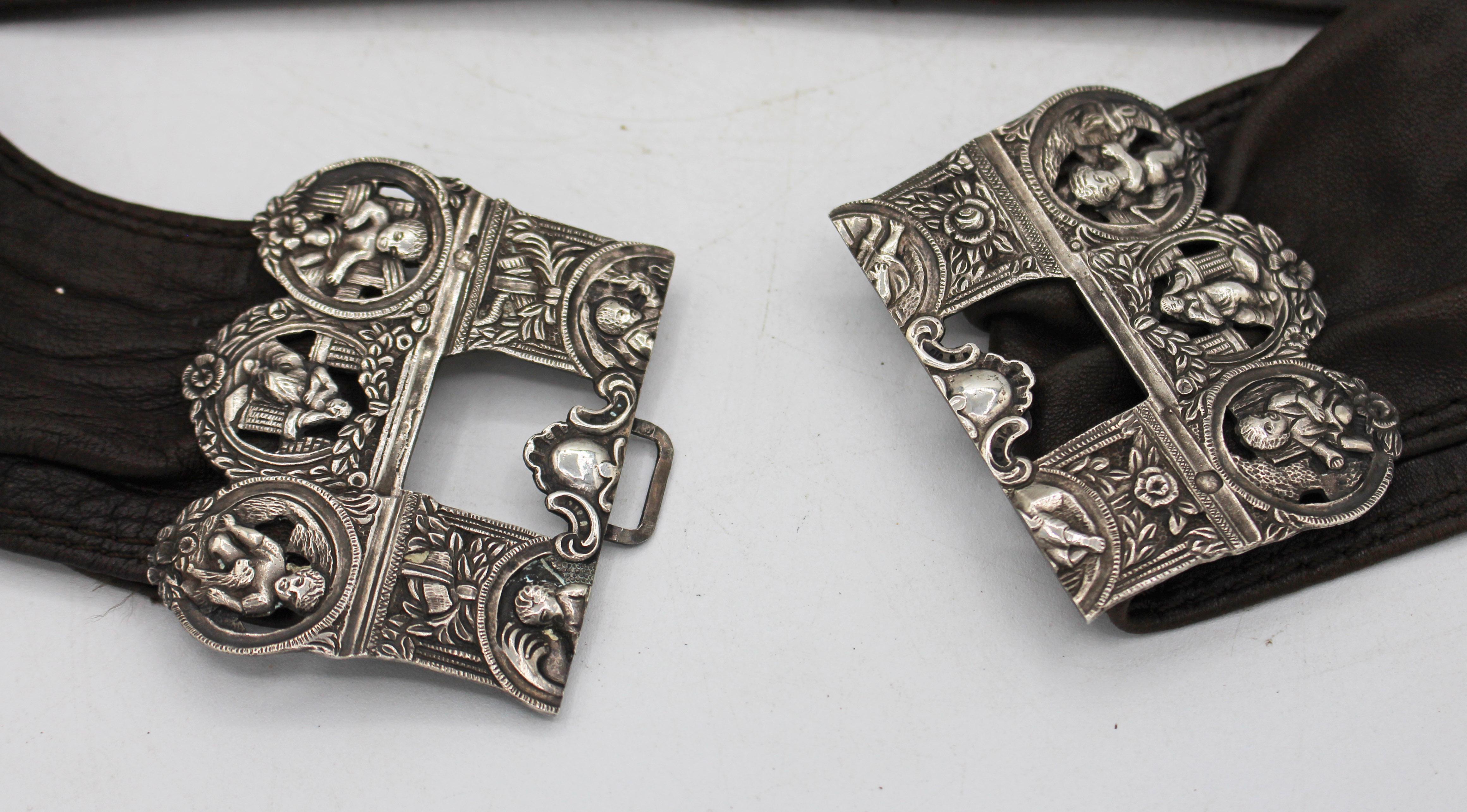 XIX secolo Fibbia da cintura in argento olandese di epoca rinascimentale ora su una cintura in cuoio in vendita