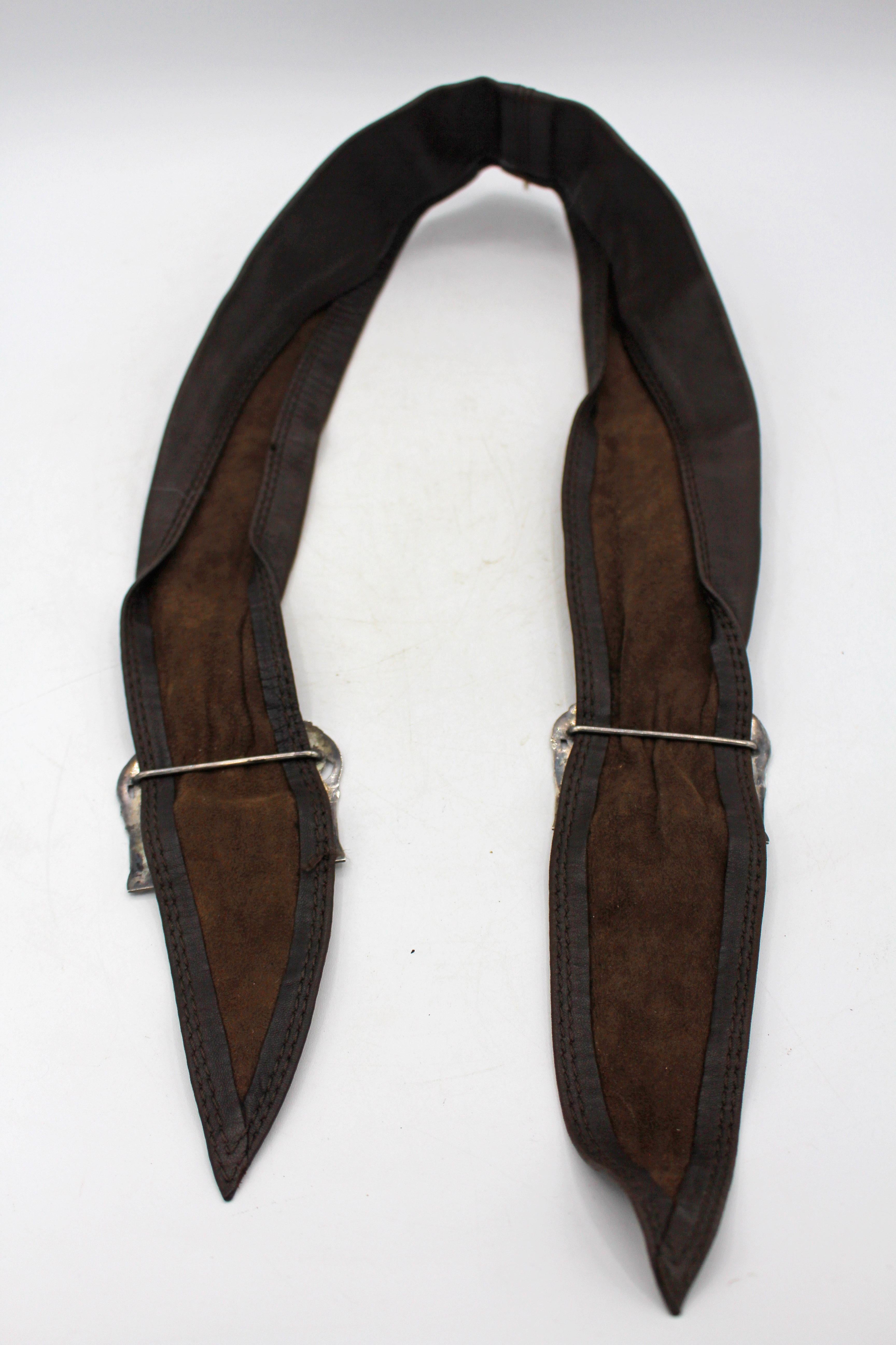 Argento Fibbia da cintura in argento olandese di epoca rinascimentale ora su una cintura in cuoio in vendita