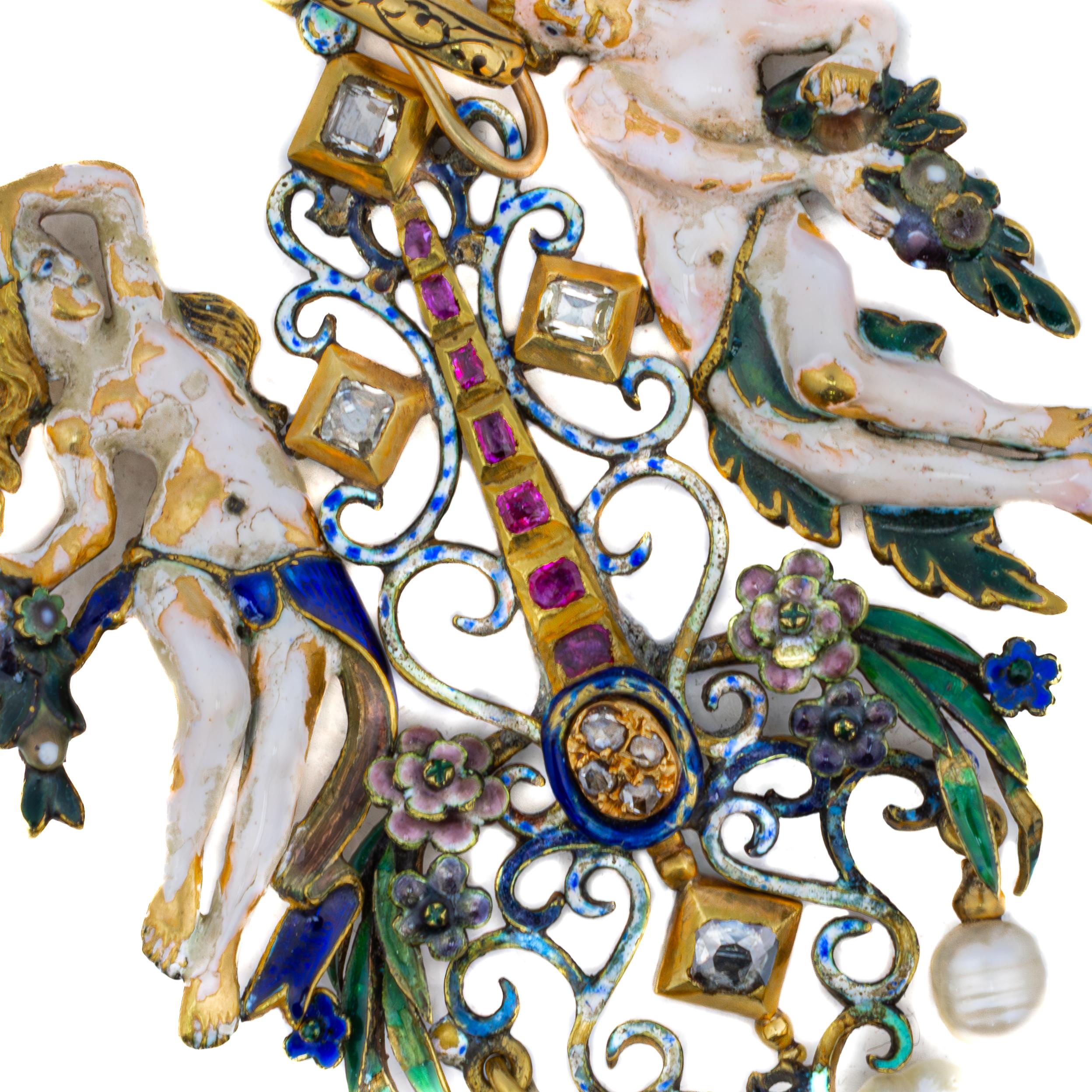 Neorenaissance-Renaissance-Brosche mit Emaille, Rubin, Diamant und Perlen-Anhänger

Beschreibung:
Diese außergewöhnliche Renaissance-Revival-Anhänger-Brosche aus 18-karätigem Gelbgold ist sehr detailliert gearbeitet. Sie zeigt polychrome