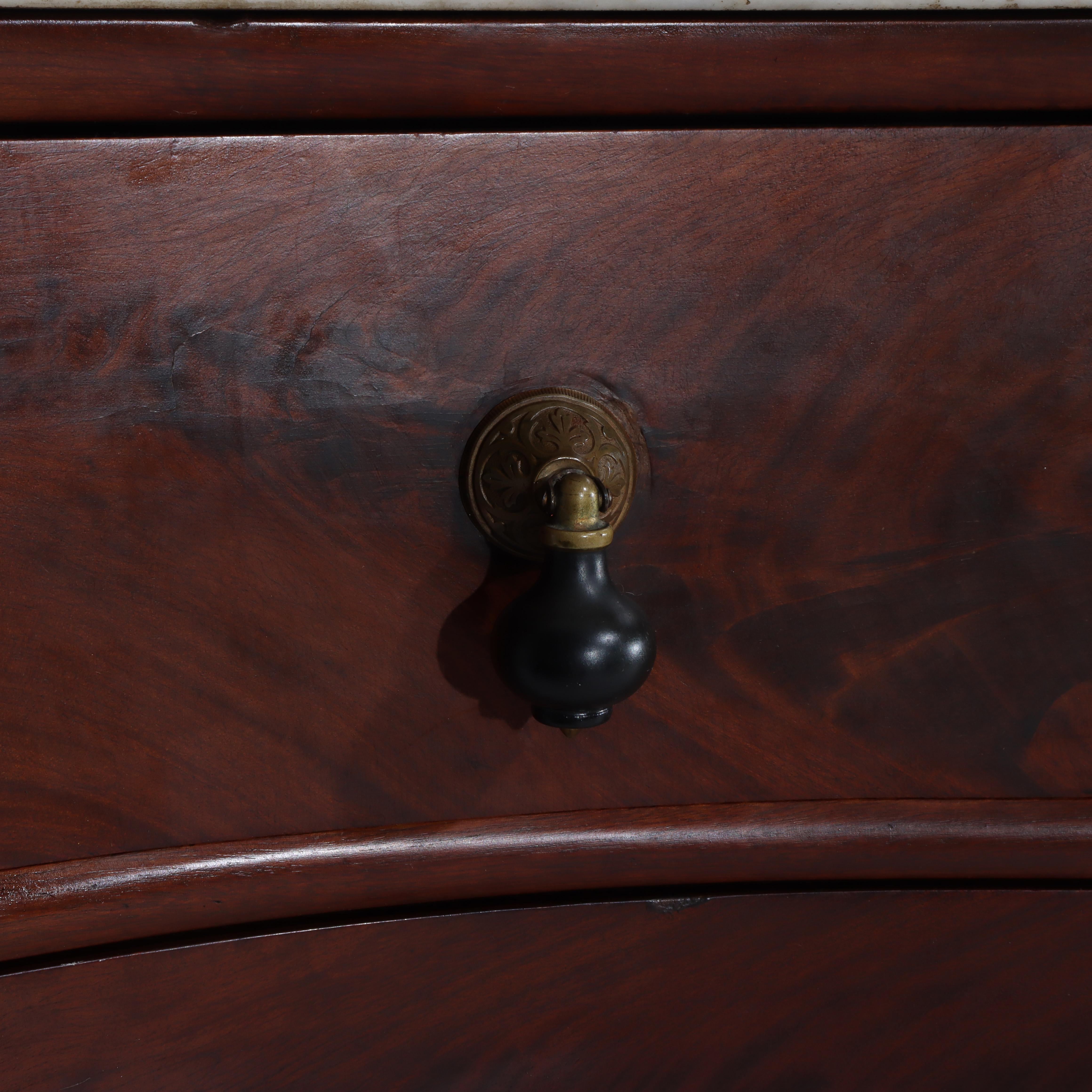 XIX secolo Comò a 4 cassetti con piano in marmo in mogano serpeggiante Renaissance Revival Flame in vendita