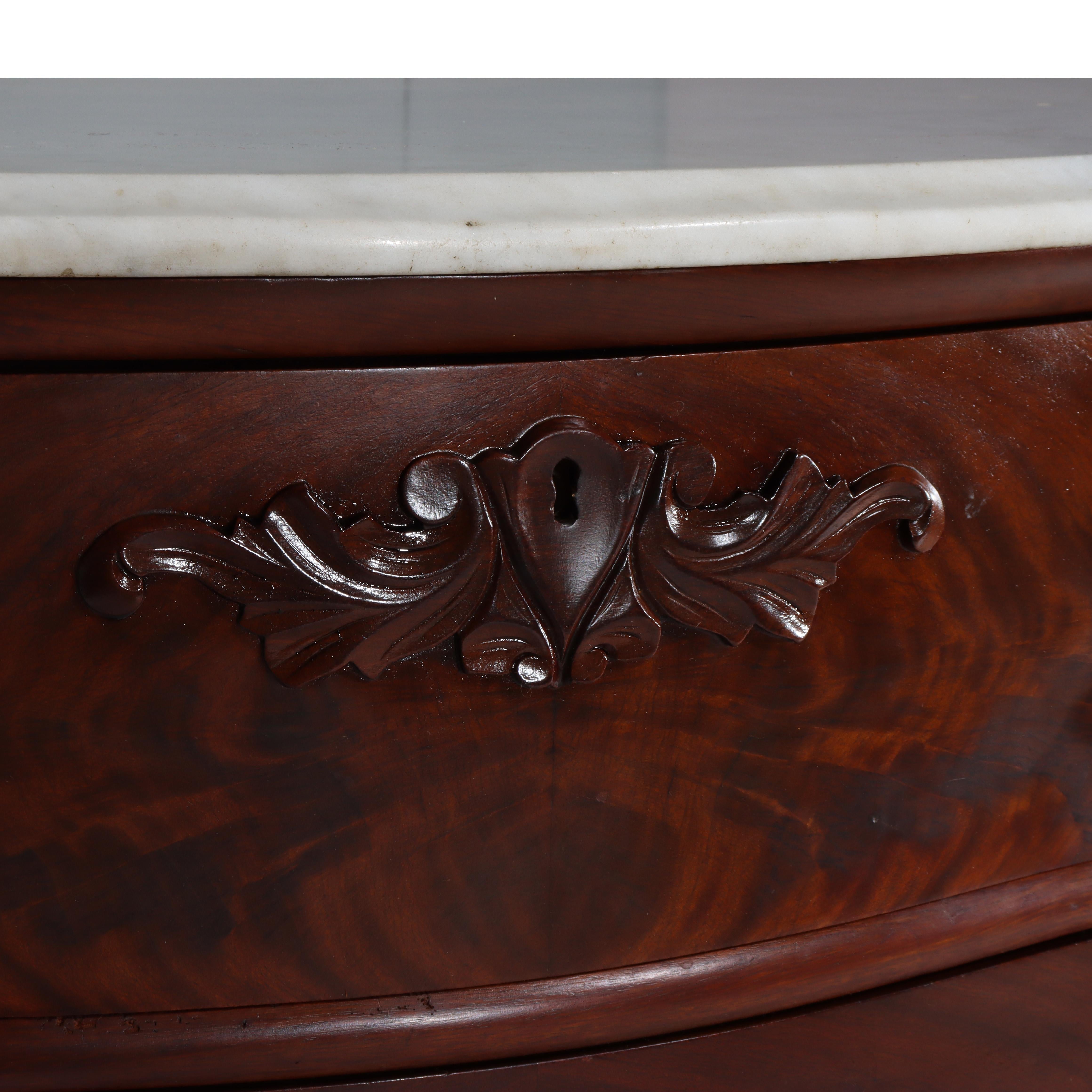 Comò a 4 cassetti con piano in marmo in mogano serpeggiante Renaissance Revival Flame in vendita 1