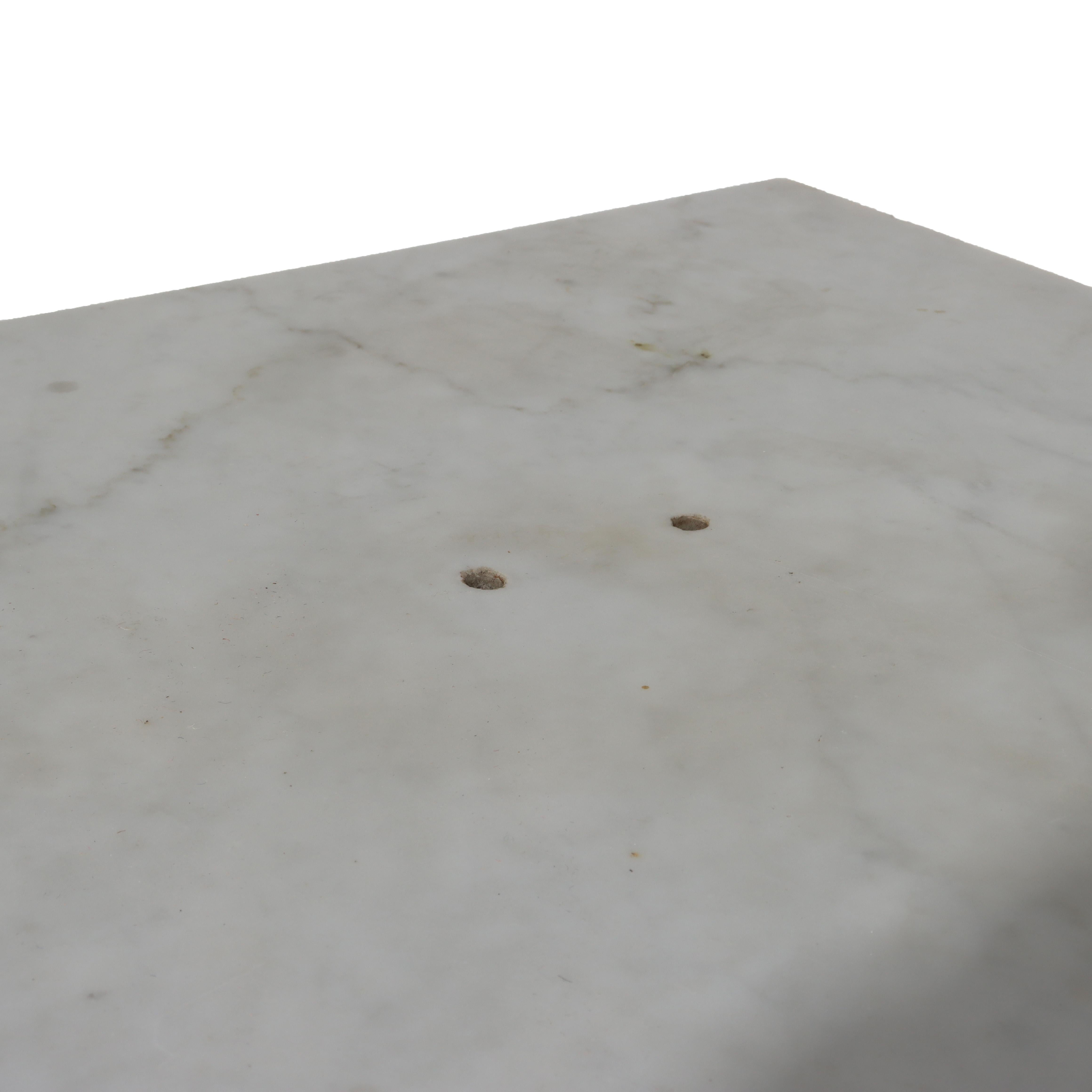 Comò a 4 cassetti con piano in marmo in mogano serpeggiante Renaissance Revival Flame in vendita 2