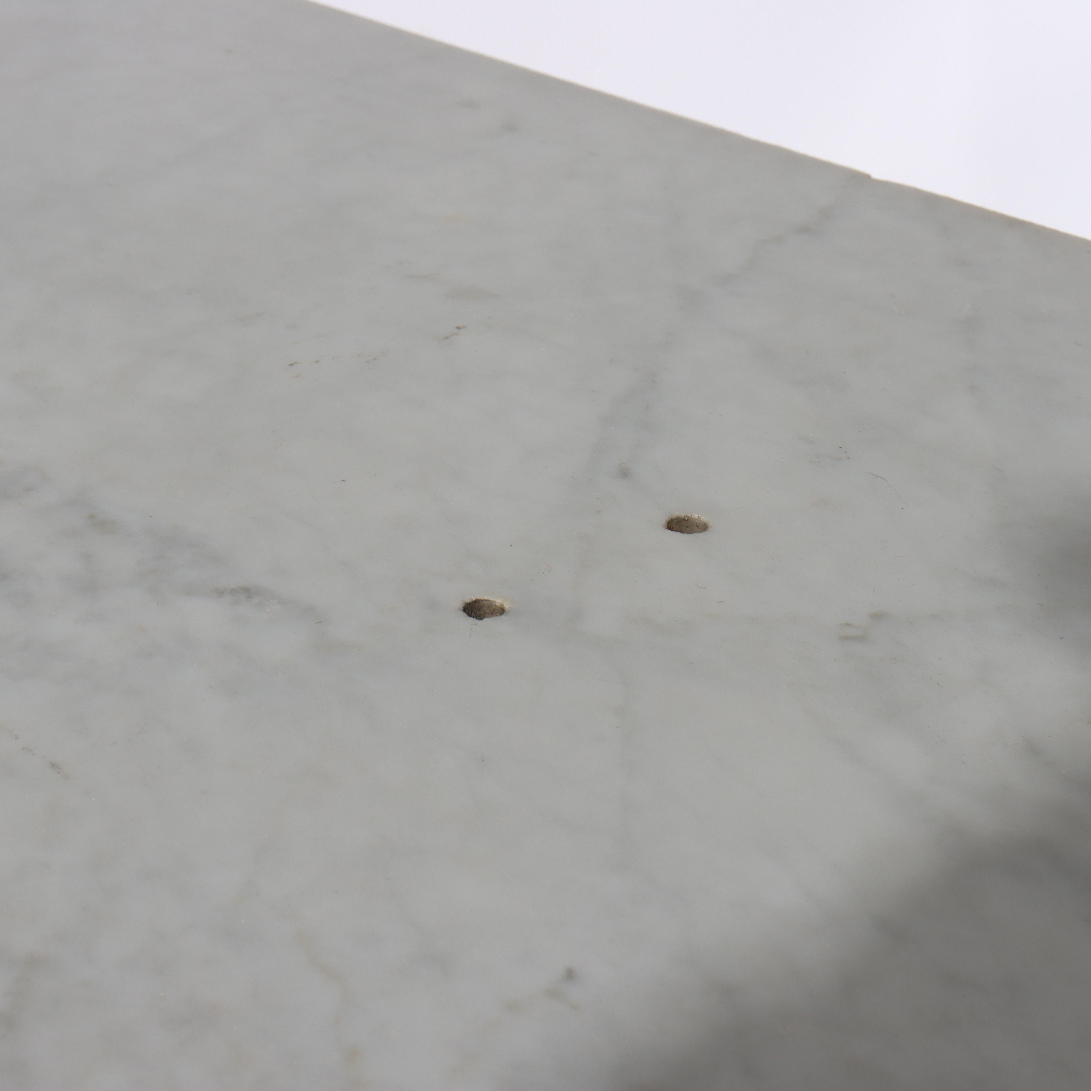 Comò a 4 cassetti con piano in marmo in mogano serpeggiante Renaissance Revival Flame in vendita 3