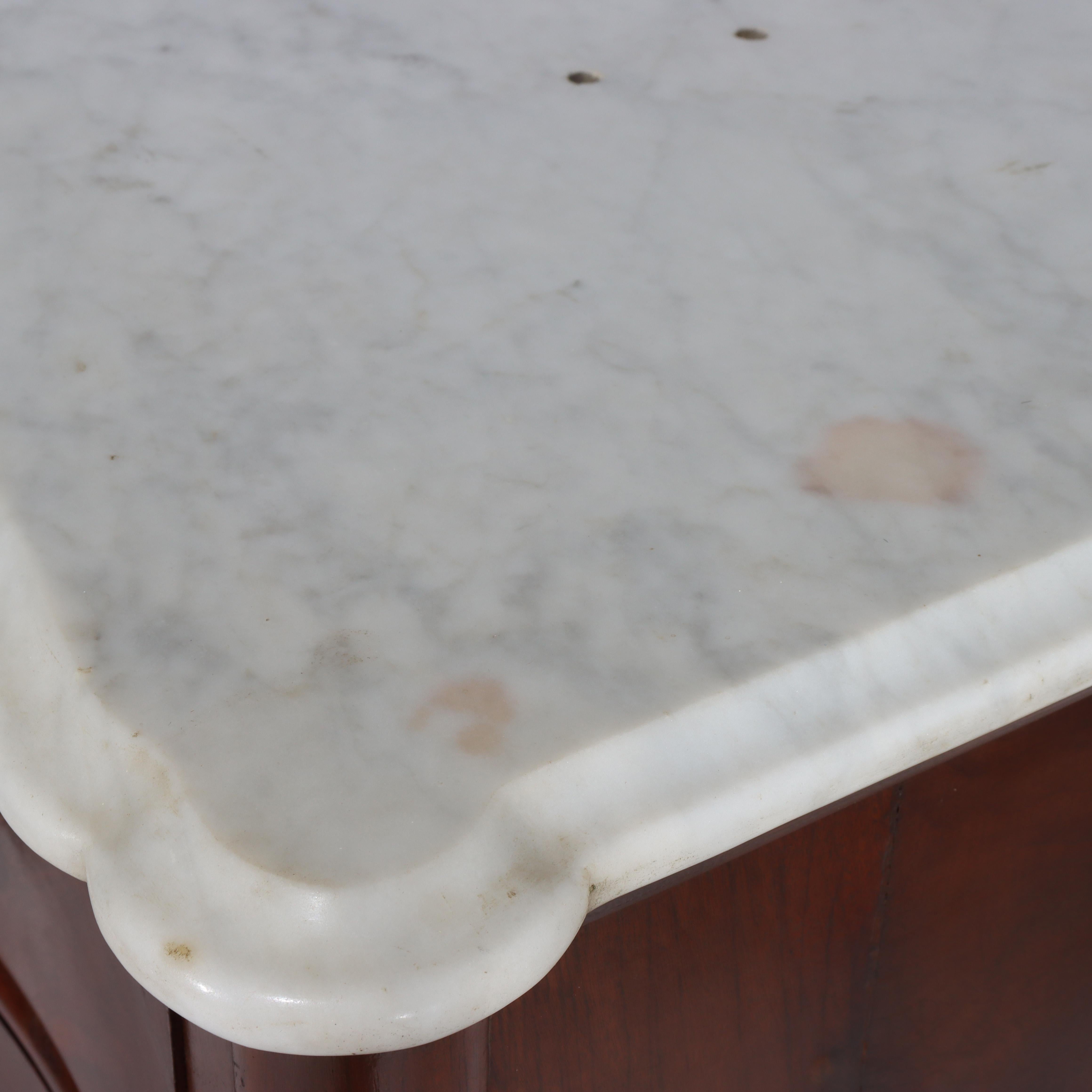 Comò a 4 cassetti con piano in marmo in mogano serpeggiante Renaissance Revival Flame in vendita 4