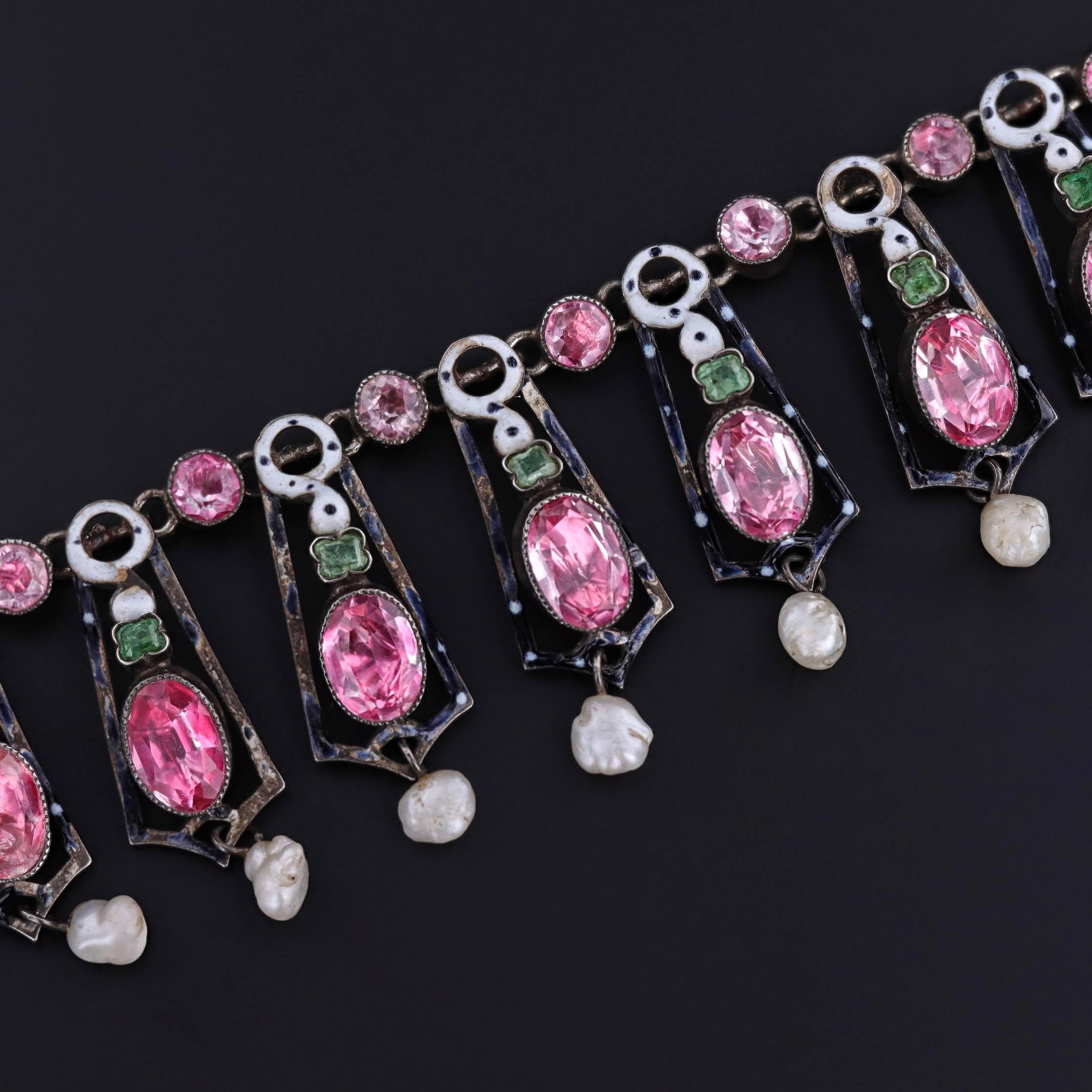 Collier antique Renaissance avec quartz rose, émeraudes, perles et émail, Circa 1870-1890

Exemple frappant de l'opulence de la Renaissance, cet exceptionnel collier du XIXe siècle évoque la grandeur d'une époque révolue. Fabriquée à la main entre