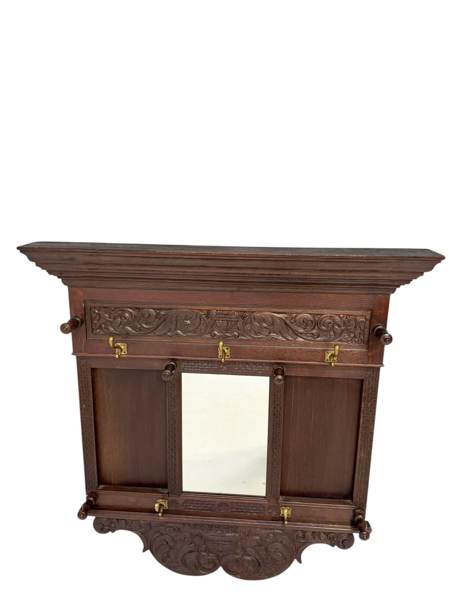 Début du 20ème siècle Renaissance Revival Hand-Carved Coat Rack with Mirror, 1900s en vente