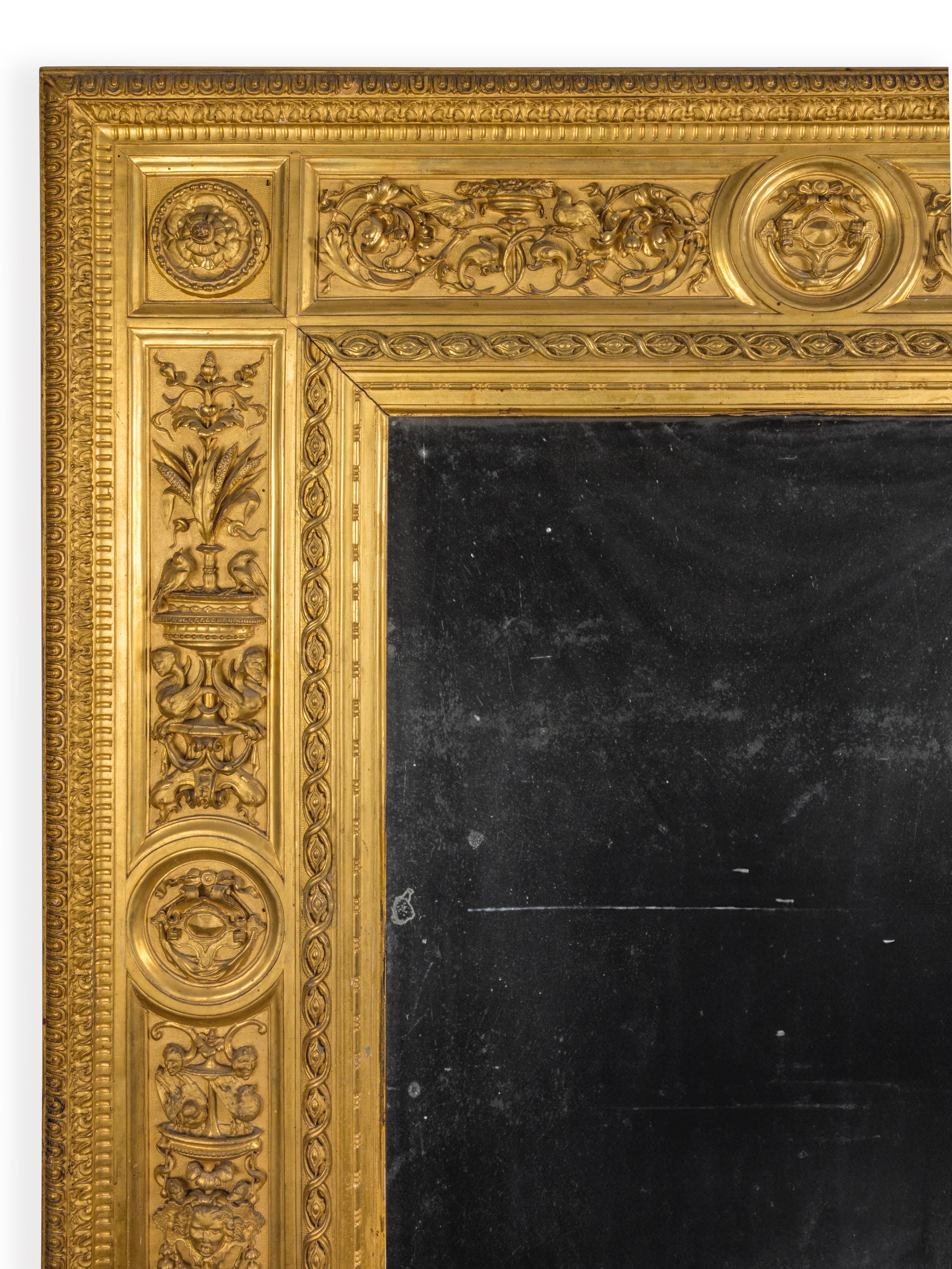 Italienischer Rahmen, Renaissance-Revival aus der zweiten Hälfte des 19. Florentine, geschnitztes und vergoldetes Holz.  
Präsentiert mit einem Quecksilberspiegel aus dem 19. 
Die Feinheit der Skulptur kann Luigi Frullini (1839-1897) zugeschrieben