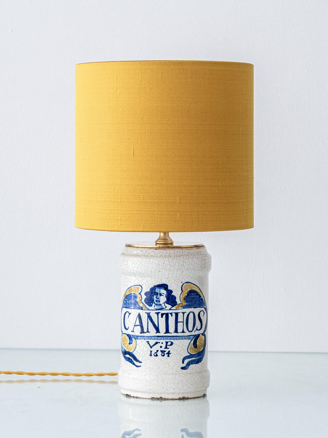 Elaborada a partir de un albarelo renacentista, Canthos es una lámpara de mesa única transformada a partir de un tarro de boticario italiano del siglo XIX, probablemente fabricado entre 1870 y 1885. Inspirado en los vasos de farmacia del siglo XVII,