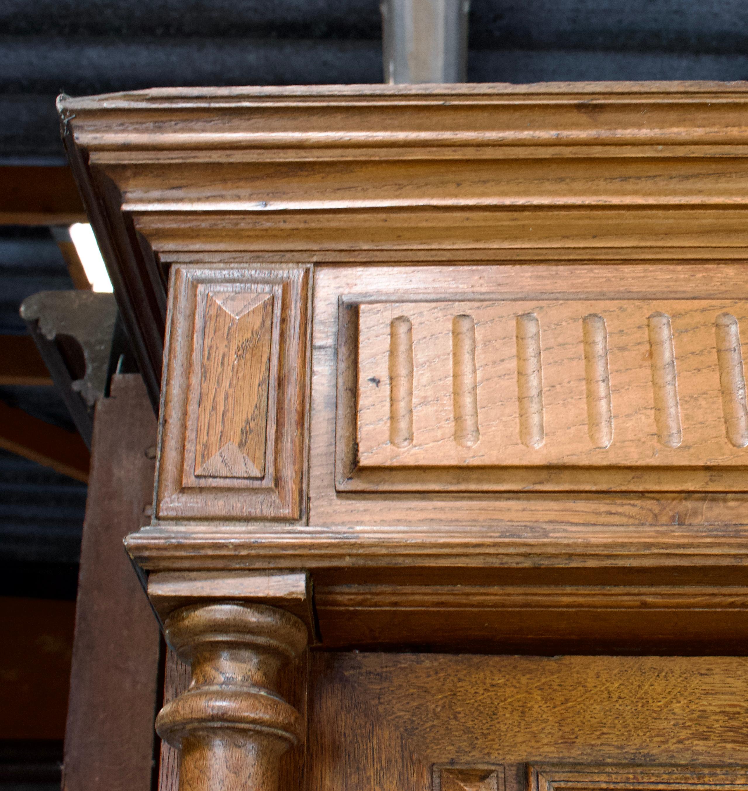 Bücherregal aus geschnitztem Holz im Stil von Henri II. oder im Stil der Renaissance mit Inspirationen aus der griechischen und römischen Architektur. Eine große Schublade im unteren Teil, zwei Maschen und geformte Türen, mit kannelierten Säulen auf