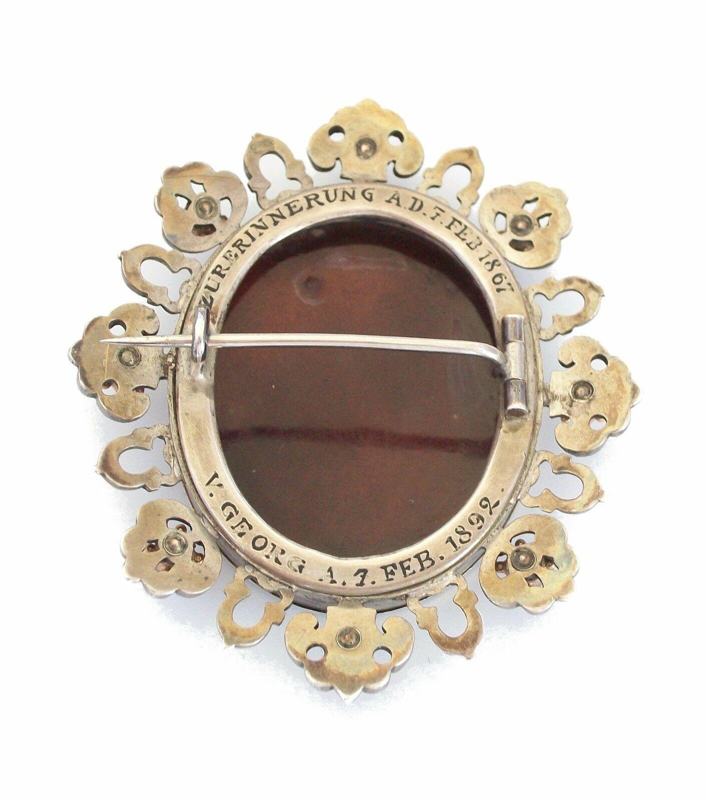 Limoges-Emaille-Brosche im Renaissance-Stil, Rubellit, Gold und Silber, um 1892 im Zustand „Gut“ im Angebot in Chatham, CA