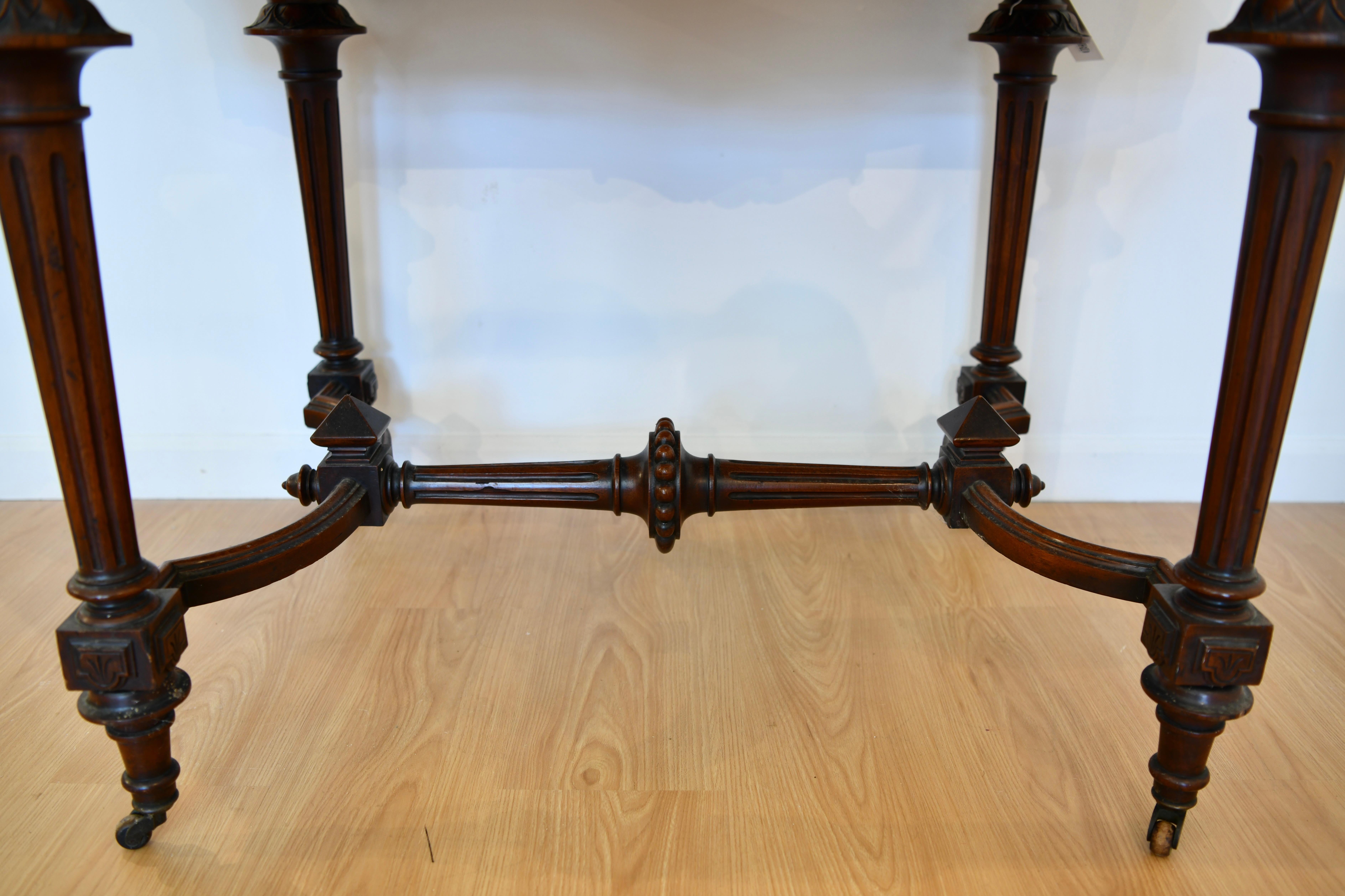 Renaissance-Revival Tisch mit Marmorplatte im Angebot 3