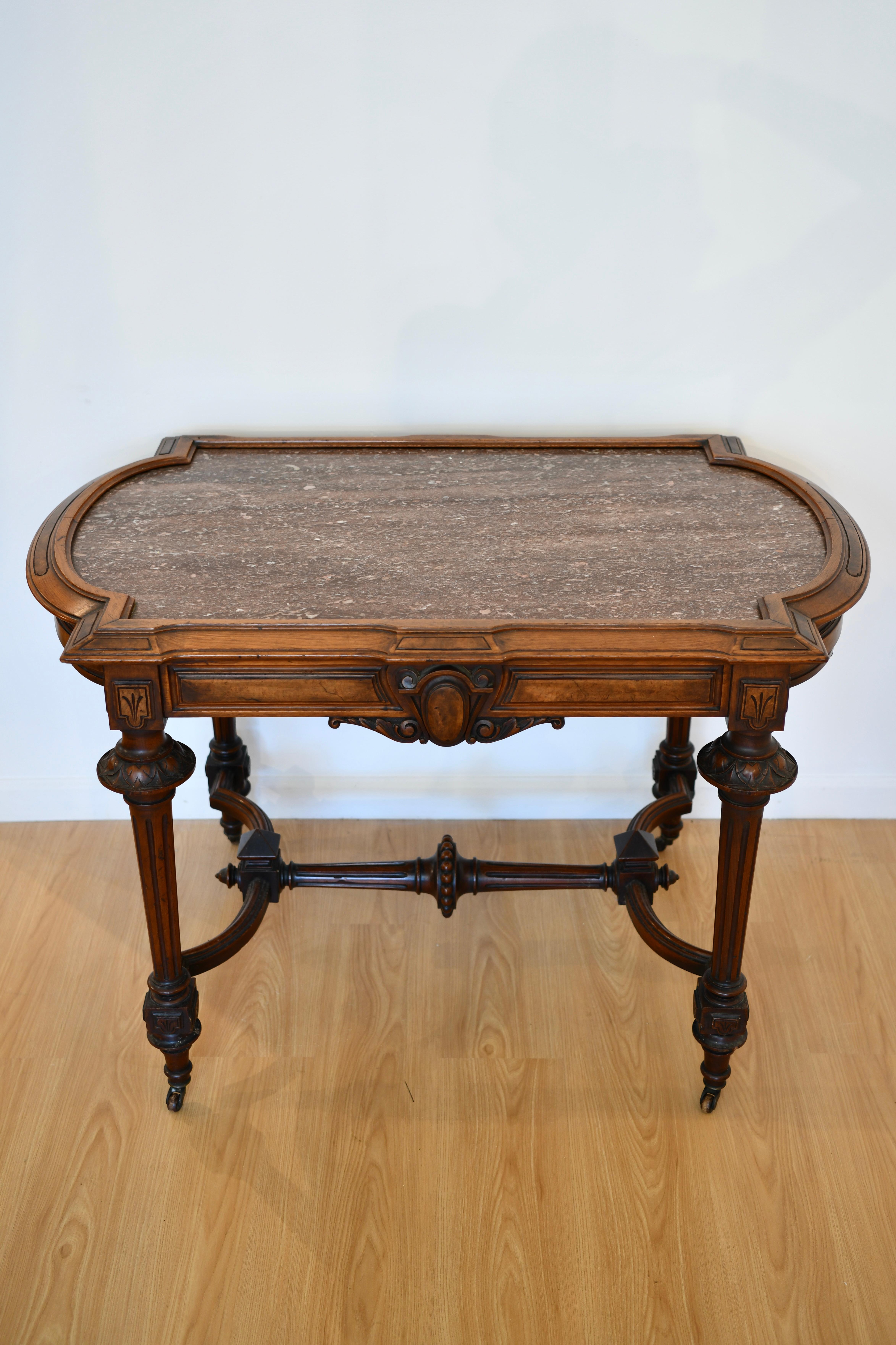 Renaissance-Revival Tisch mit Marmorplatte im Angebot 4