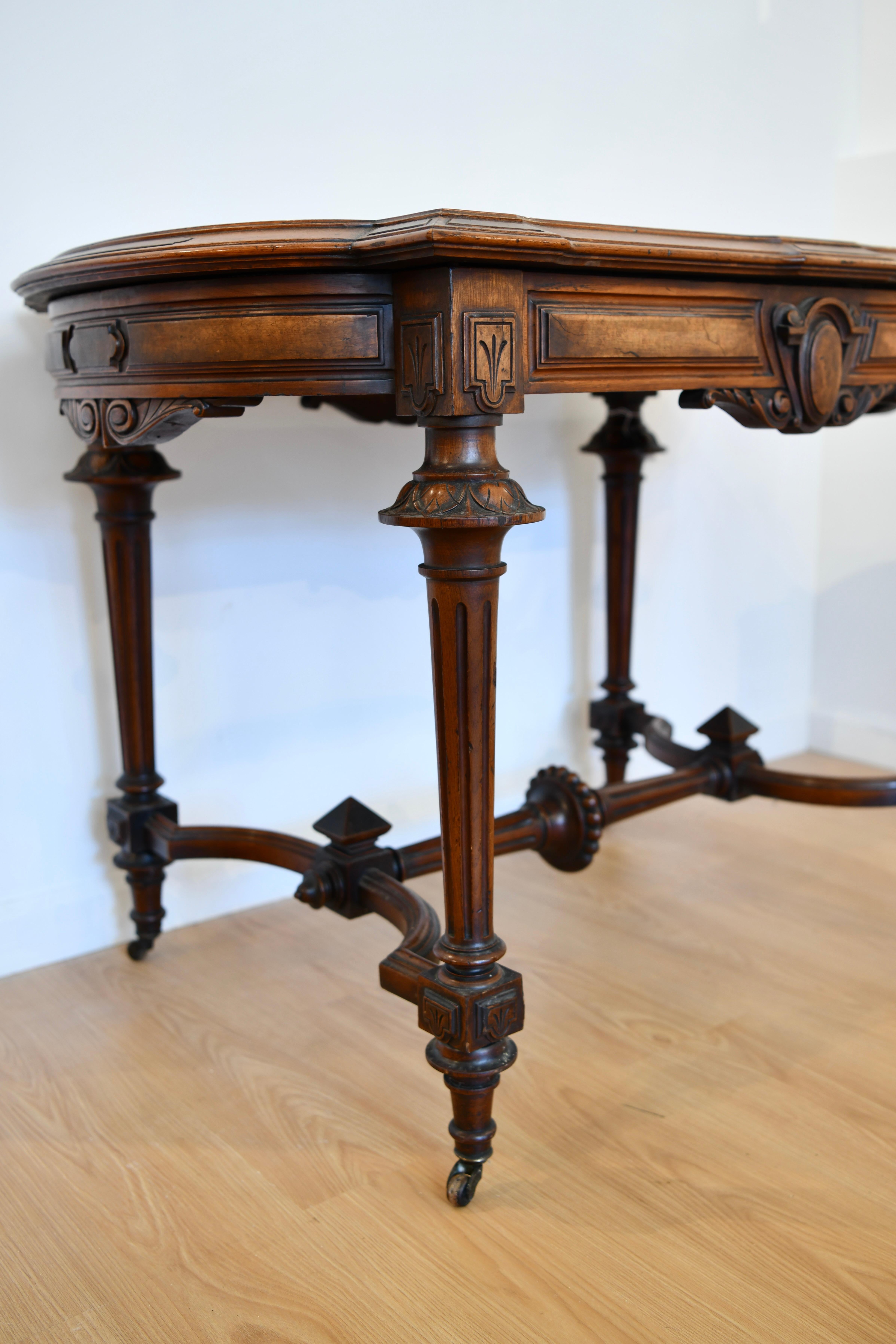 Renaissance-Revival Tisch mit Marmorplatte (Holz) im Angebot