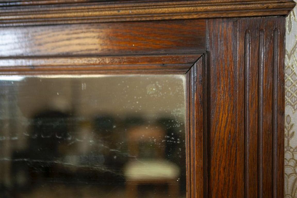Spiegel im Renaissance-Revival-Stil des frühen 20. Jahrhunderts in braunem Eichenholzrahmen im Angebot 1