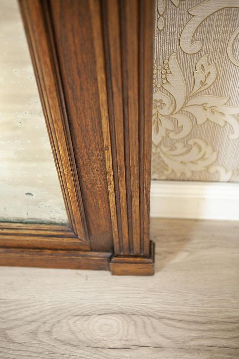 Renaissance Revival Mirror From the Early 20th Century in Brown Oak Frame For Sale 5