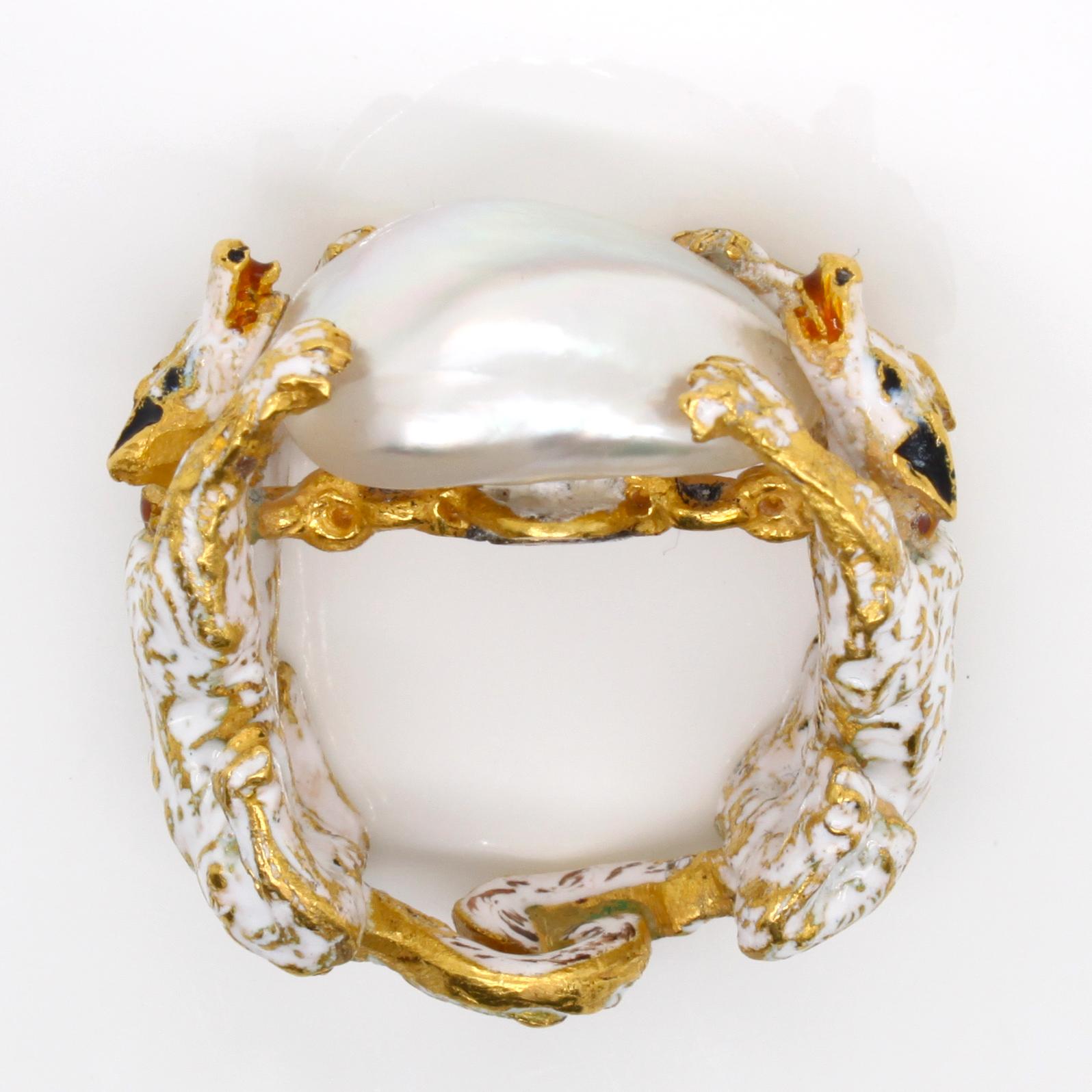 Renaissance Revival Natural Pearl Two Dogs Enamel Ring In Good Condition In Idar-Oberstein, DE
