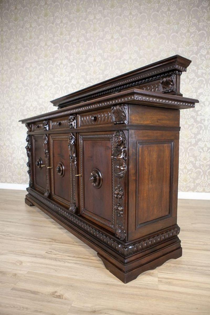 Credenza e credenza in Oak di fine Ottocento in stile rinascimentale

Credenza/seduta in rovere massiccio in stile neorinascimentale, datata al quarto trimestre del XIX secolo. La base del pezzo presenta tre ante con cassetti centrali e divisioni