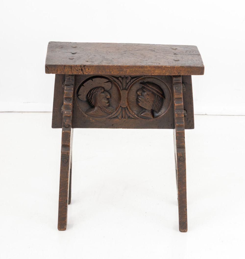 Sgabello rinascimentale inglese in Oak Oak, inizio XIX secolo, con piano rettangolare sopra un medaglione di coppia intagliato su due lati e due supporti sagomati. 22,5