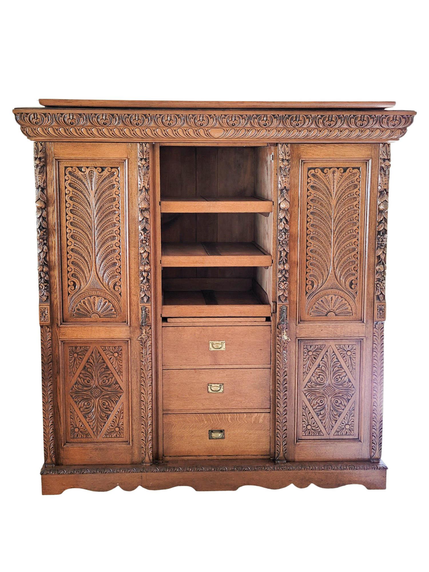 Une impressionnante armoire néo-Renaissance du début du XXe siècle. Inspirée par la grandeur de la Renaissance italienne des XVe et XVIe siècles, la pièce présente des détails profondément sculptés, notamment des rinceaux, des feuilles stylisées et