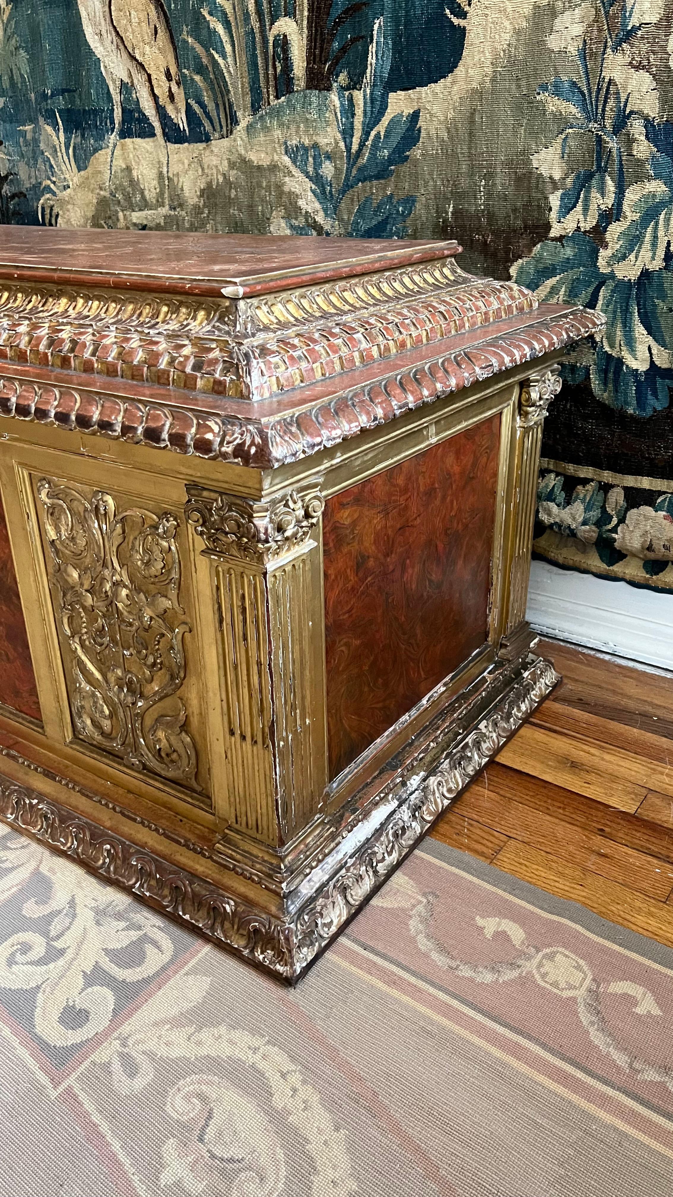 Fin du XIXe siècle Cassone doré à la feuille de style néo-Renaissance avec panneaux en cuir marbré  en vente