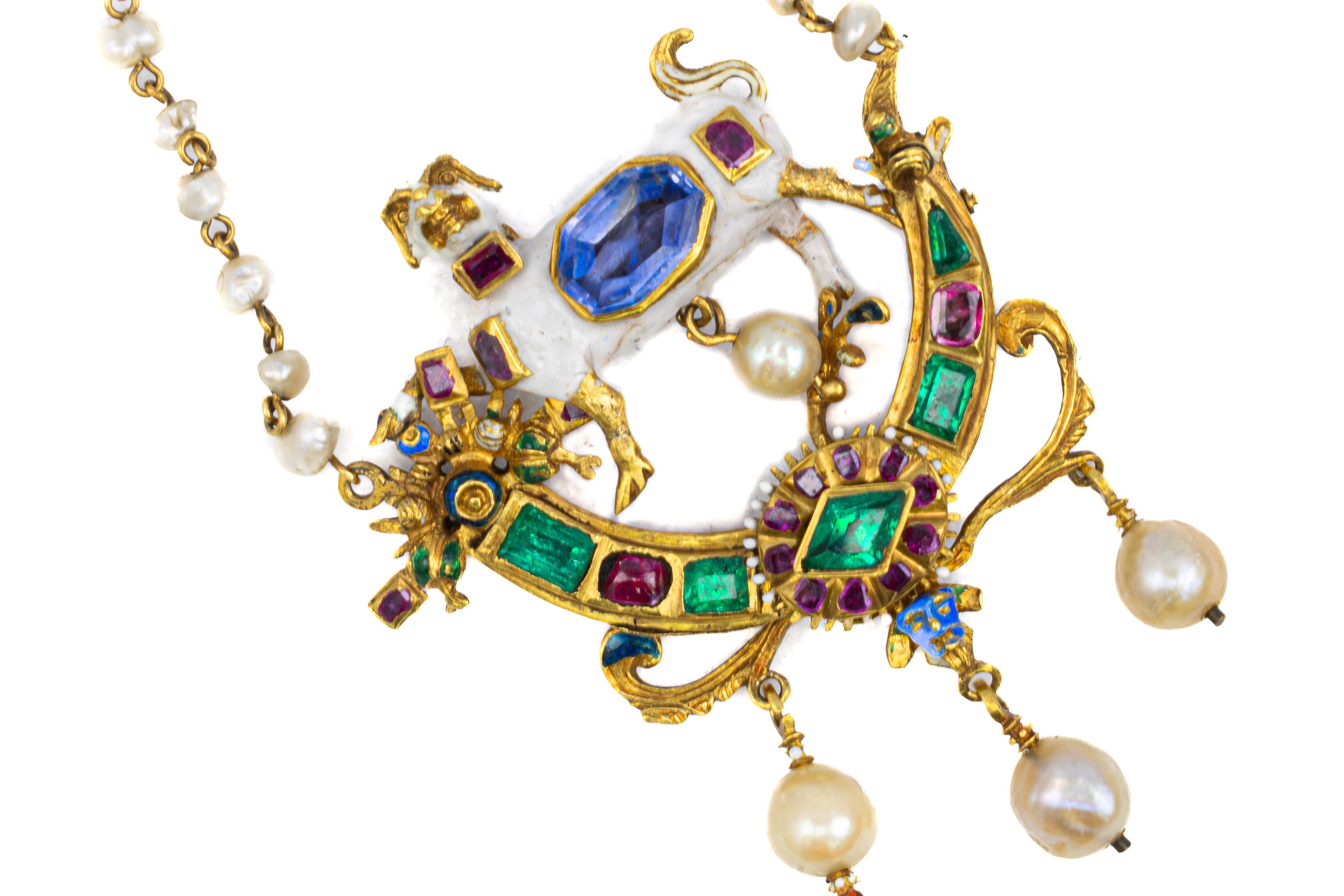 Ciondolo rinascimentale con smalto, perle e pietre preziose

Descrizione:
Ciondolo rinascimentale ornato in oro giallo 18 carati, con smalti elaborati e immagini simboliche. Il motivo centrale presenta un agnello smaltato di bianco circondato da