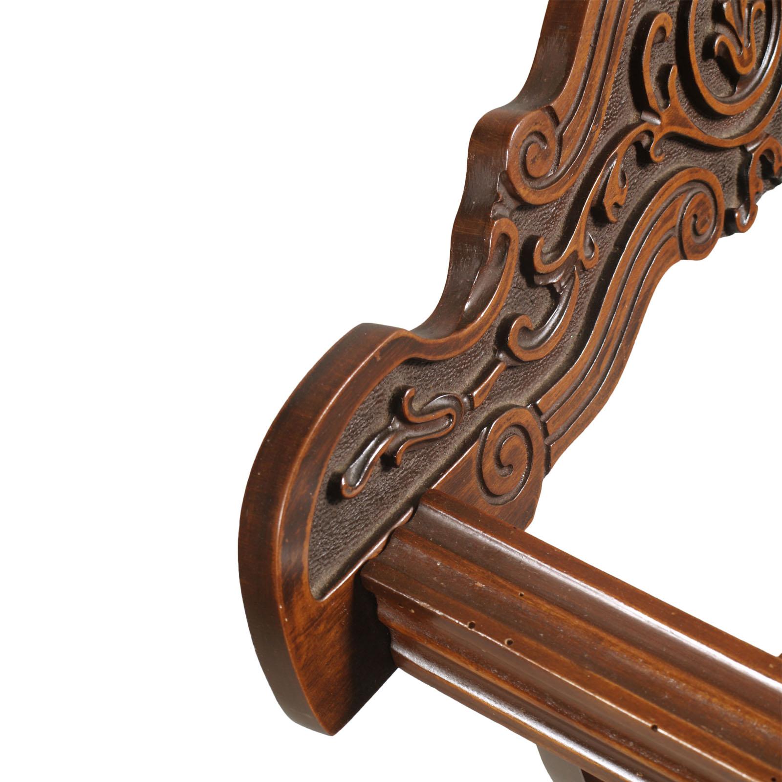 Renaissance Revival Savonarola Chair in Carved Walnut Restored and Wax Polished In Good Condition For Sale In Vigonza, Padua