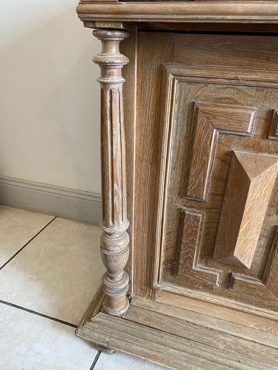 Affascinante credenza in stile Henri II intagliata in legno chiaro. Si scopre una grande opera del legno che riprende le forme del Rinascimento. Numerose decorazioni architettoniche, come balaustre, colonne e un cornicione straripante. Le porte sono