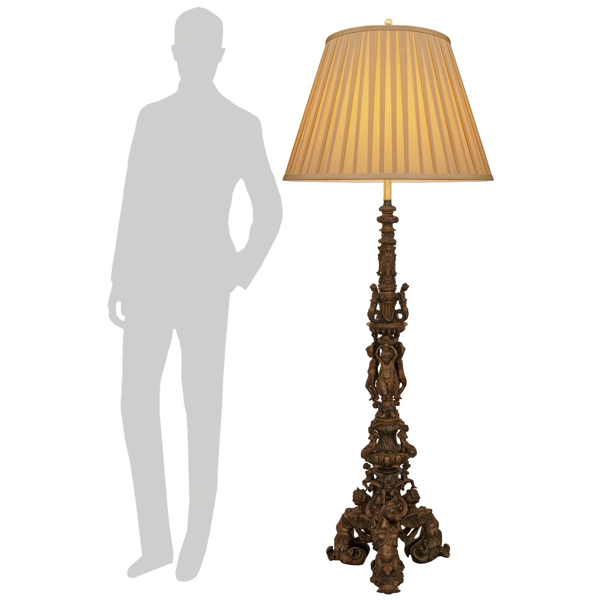Eccezionale lampada da terra in bronzo patinato del periodo Grand Tour, di altissima qualità, risalente al XIX secolo. Periodo Grand Tour in bronzo patinato. Questa lampada Torchière ricca di dettagli si erge su una base a forma di treppiede con tre