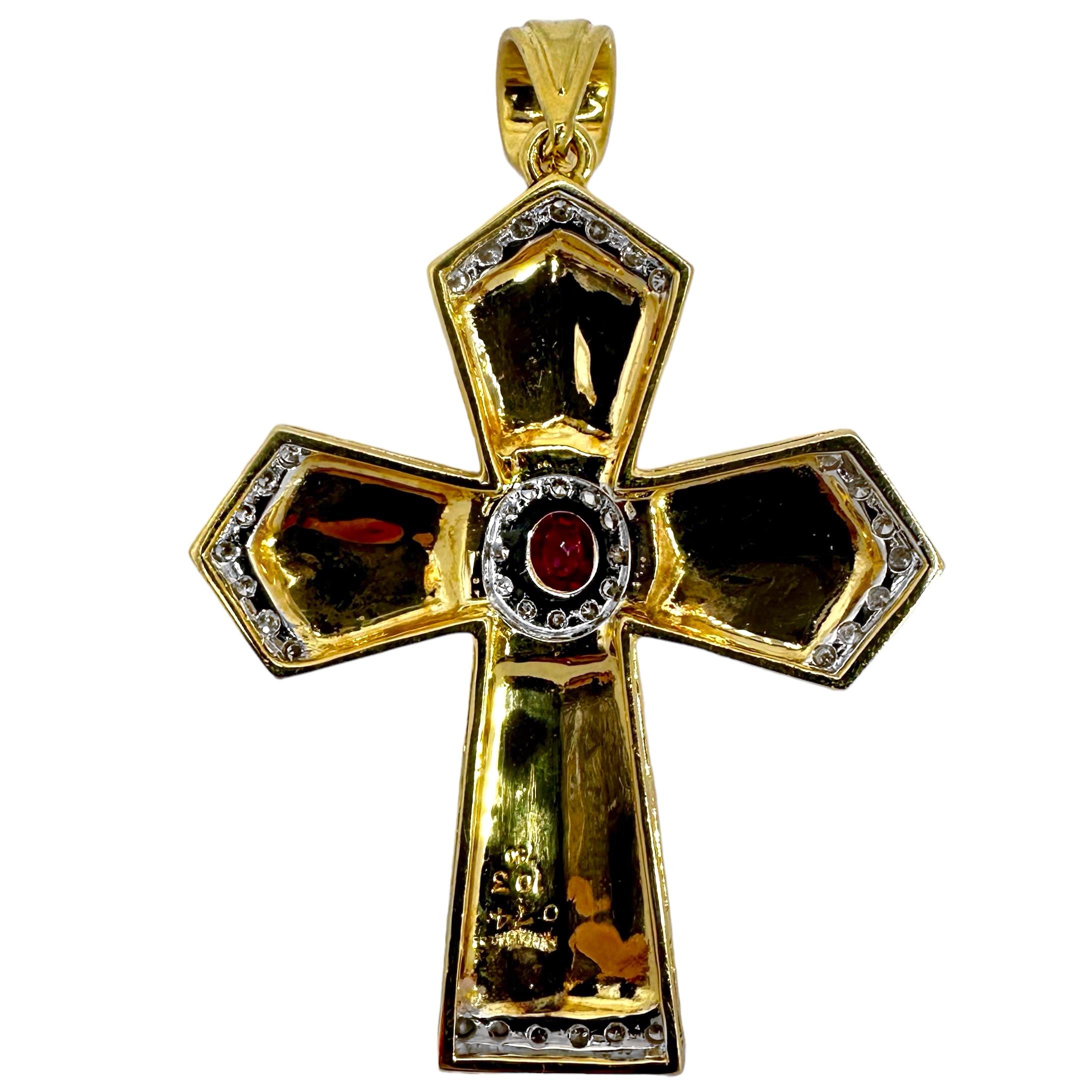 Ein wunderschöner Kreuzanhänger aus 18-karätigem Gelbgold, der an einem alternativen Material wie Leder oder Silikon ebenso gut zur Geltung kommen würde wie an einer Goldkette. Um den ovalen, lebhaft roten, facettierten Rubin von 1,03 ct. ist ein