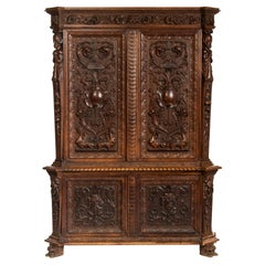 Armoire de style néo-Renaissance en noyer sculpté, vers 1900