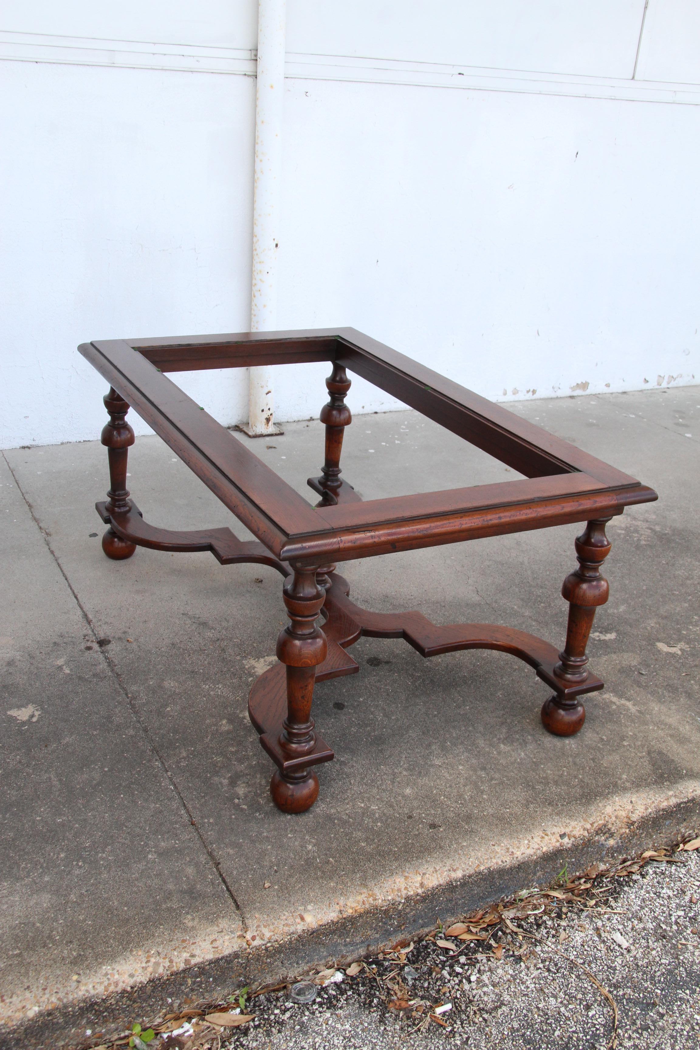 Renaissance Revival Style Coffee Table with Scalloped X-Bar Stretcher In Good Condition For Sale In Pasadena, TX
