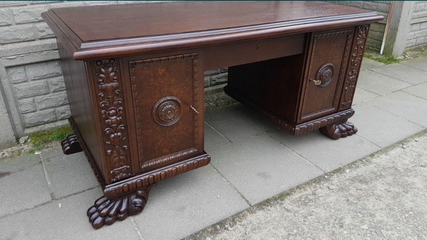 Renaissance Revival style solid oak desk with walnut burl, early 20th century

Effective, large, massive and very comfortable desk, made in the early twentieth century in the style of the Renaissance revival, in a solid oak and finished with