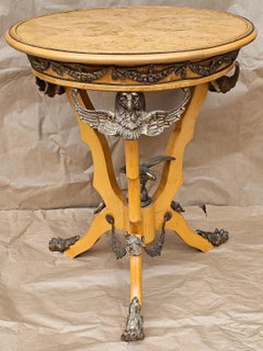 Mesa de madera de arce montada en ormolu de estilo renacentista