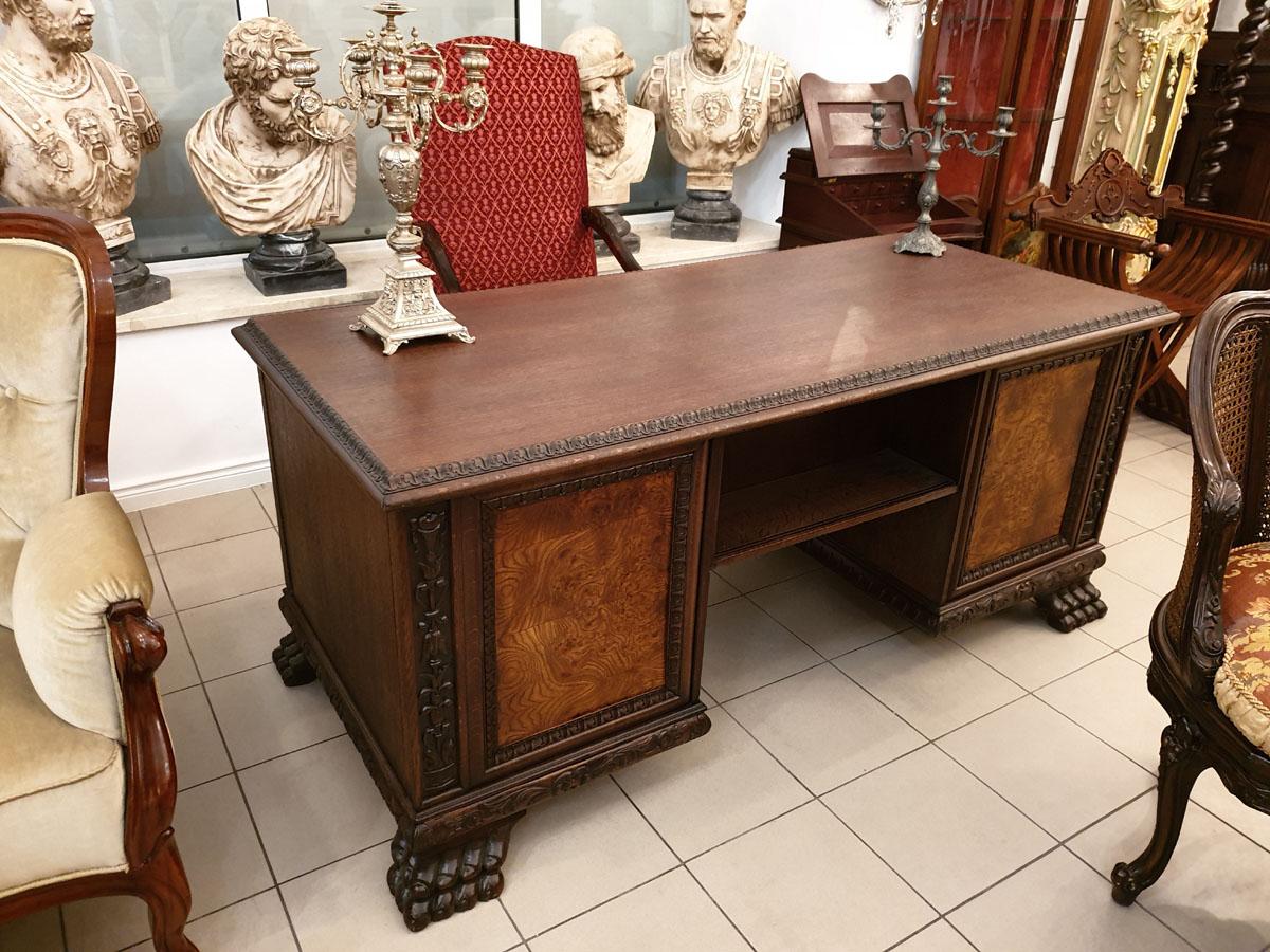 Effective, large, massive and very comfortable desk, made in the early twentieth century in the style of the Renaissance revival, in a solid oak and finished with four beautiful walnut burls (two on the front and two on back of the