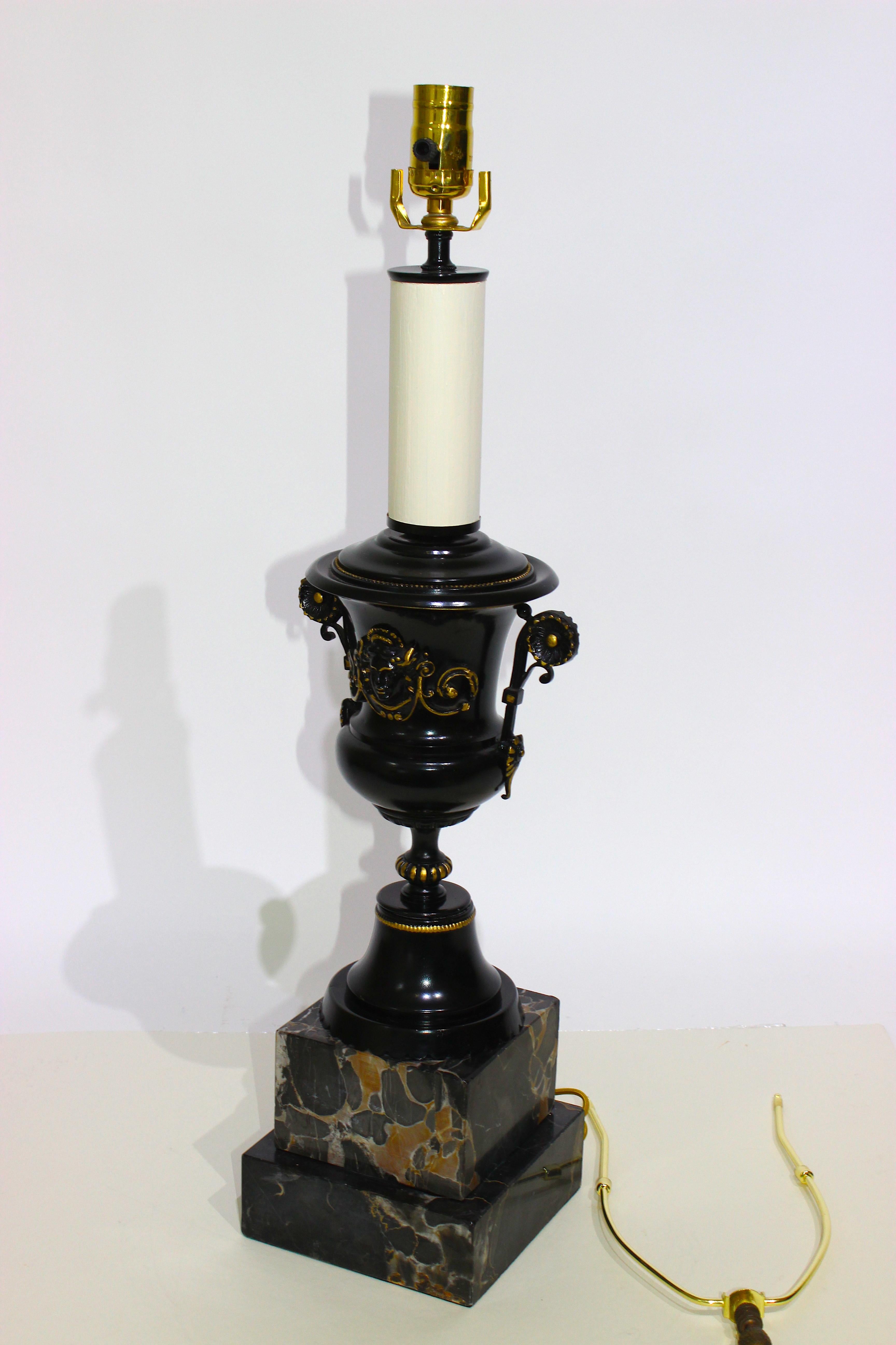 Cette lampe de table élégante et spectaculaire de style Renaissance date des années 1920-1930 et fera sensation avec sa finition noire émaillée.

Note : La hauteur jusqu'au sommet de la douille est de 26,25