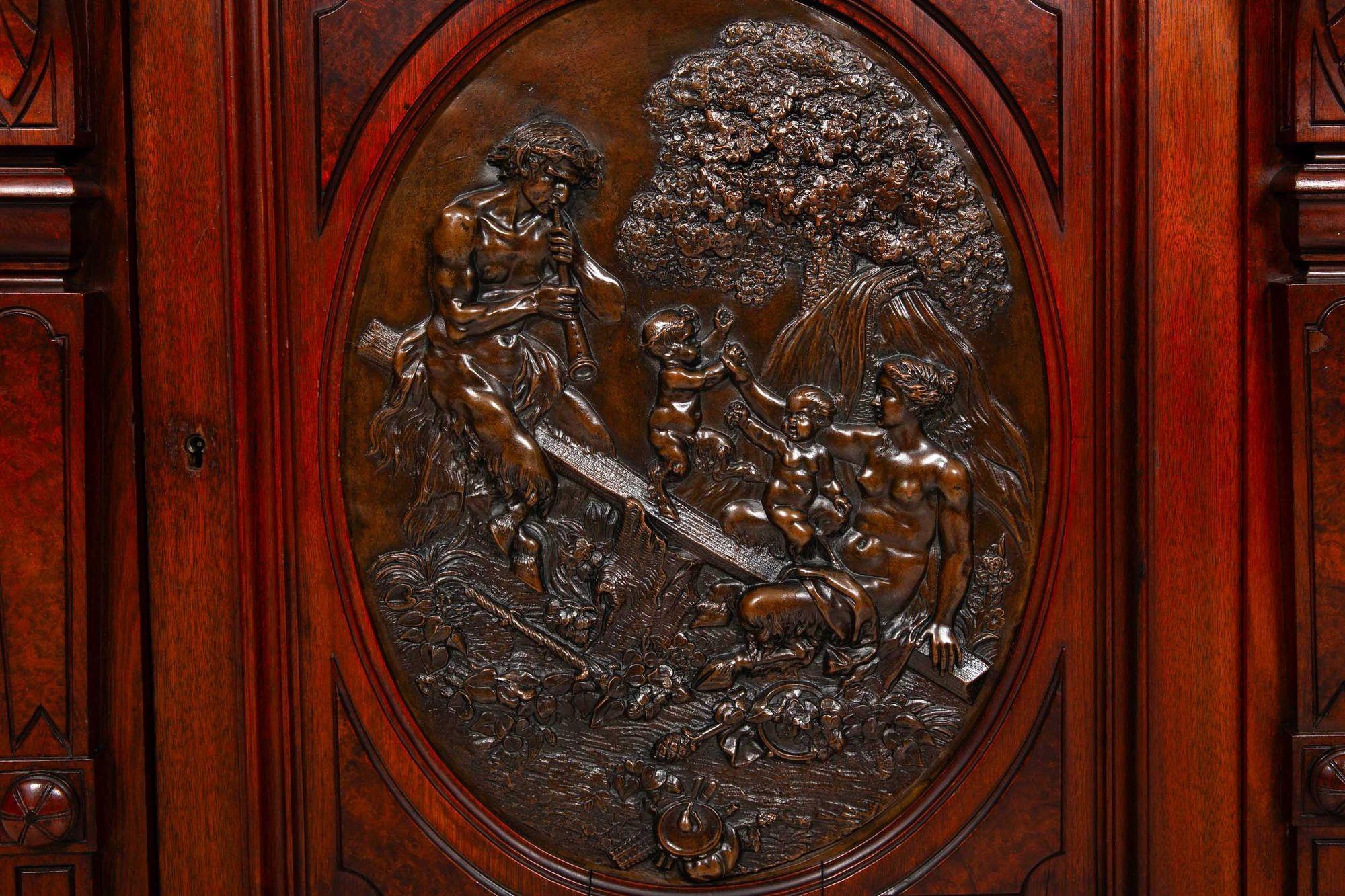 Armadio rinascimentale in noce e marmo con placca in bronzo a clodio in vendita 11