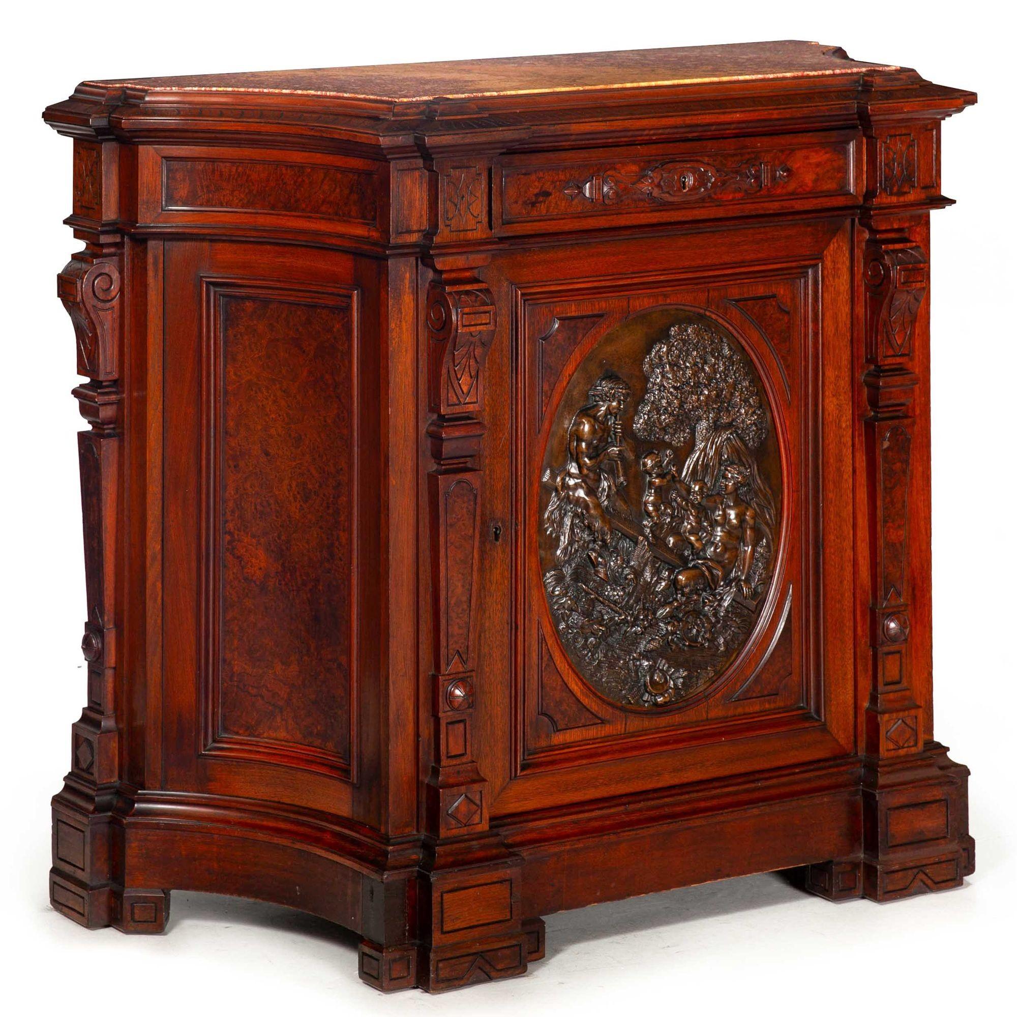 CREDENZA RINASCIMENTALE IN RADICA DI NOCE, MARMO E BRONZO PATINATO
Con una sostanziosa placca in bronzo a bassorilievo raffigurante una famiglia di satiri alla maniera di Clodio.  circa l'ultimo quarto del XIX secolo
Articolo # 308ZRG17S

Esempio