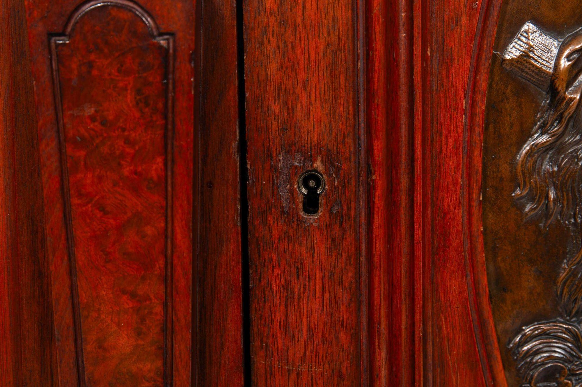 Armadio rinascimentale in noce e marmo con placca in bronzo a clodio in vendita 14